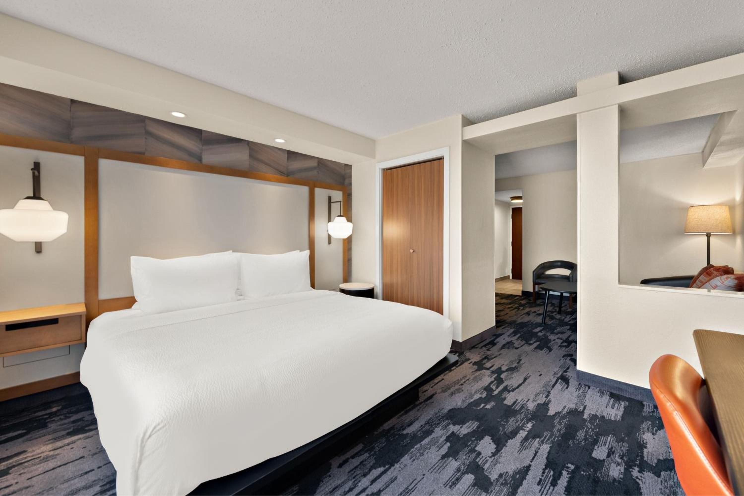 Deluxe Studio with King Bed and Sofa Bed - Photo 4