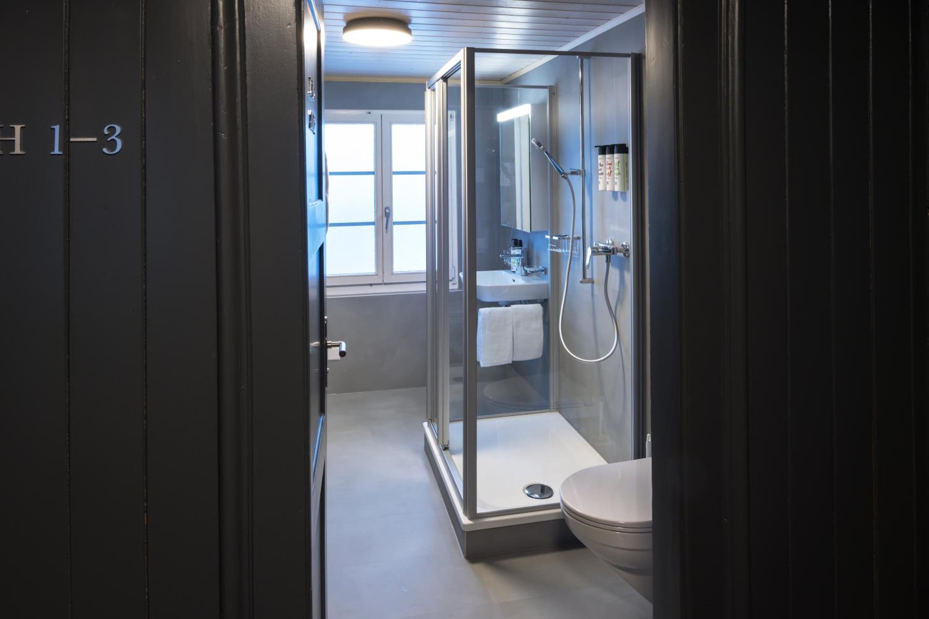 Double Room with Shared Bathroom photo 2