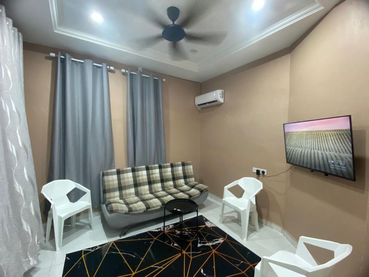 Three-Bedroom House photo 1