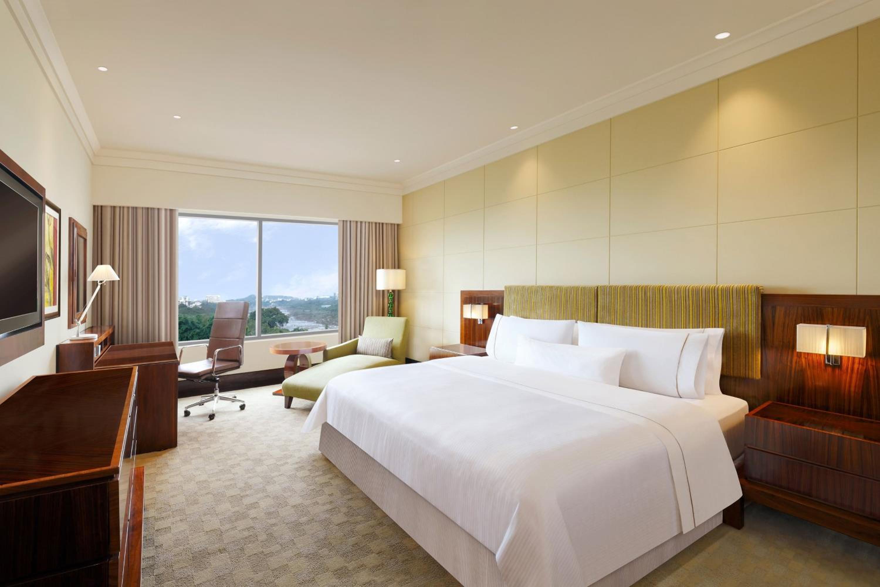 1 King Bed, Guest Room - Photo 4
