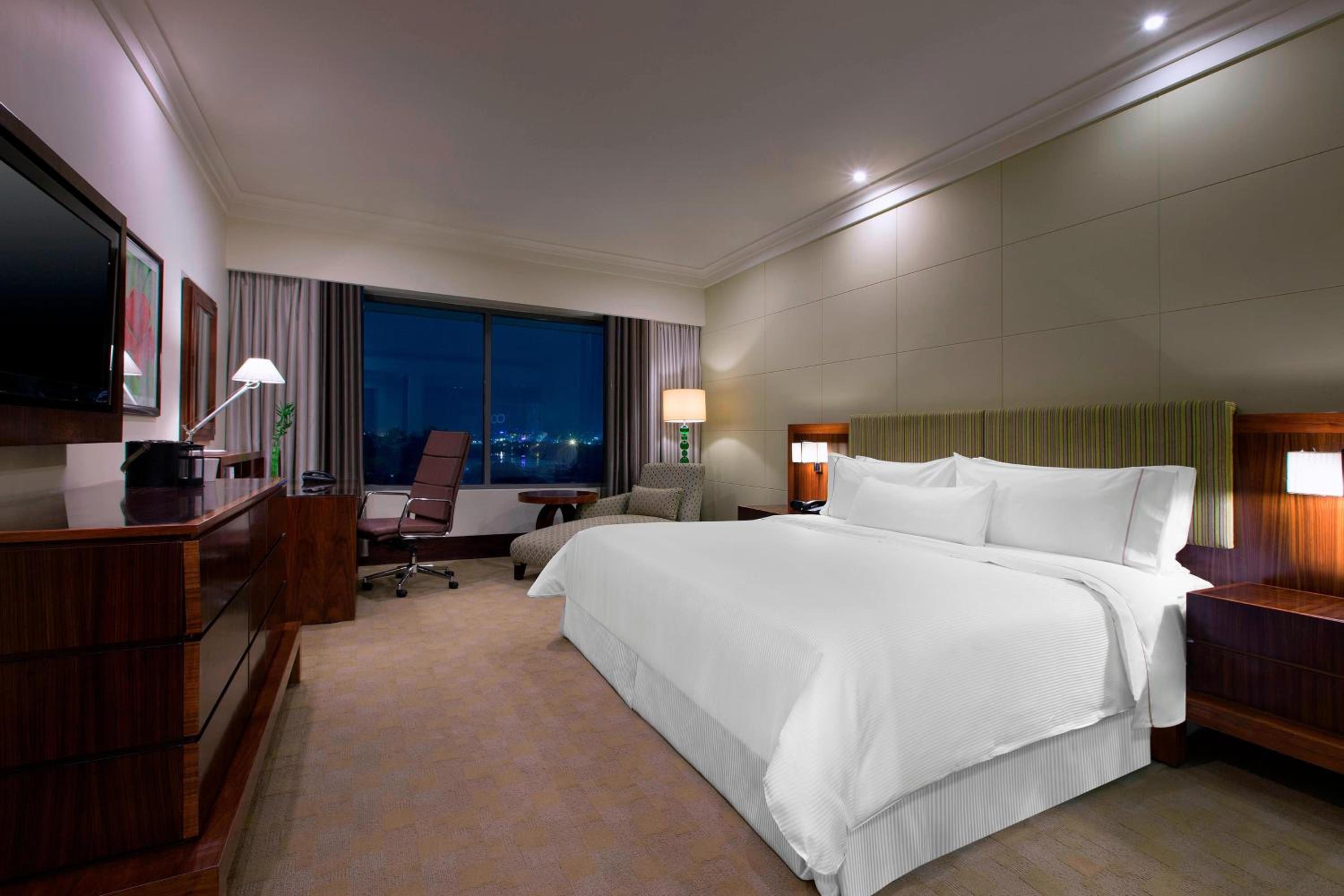 1 King Bed, Guest Room - Photo 5