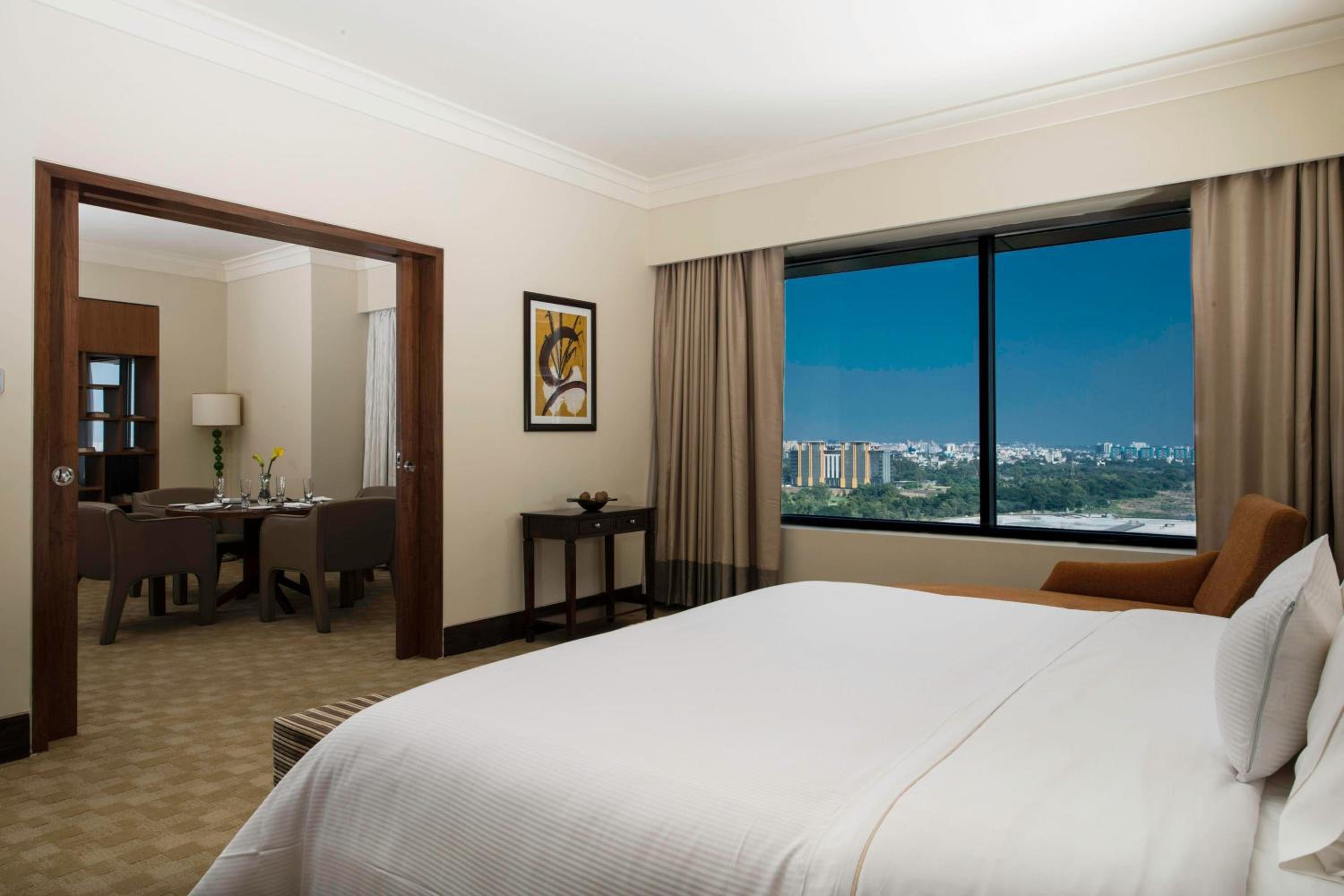1 King Bed, Executive Lounge Access, Large Private Terrace, Penthouse Suite - Photo 8