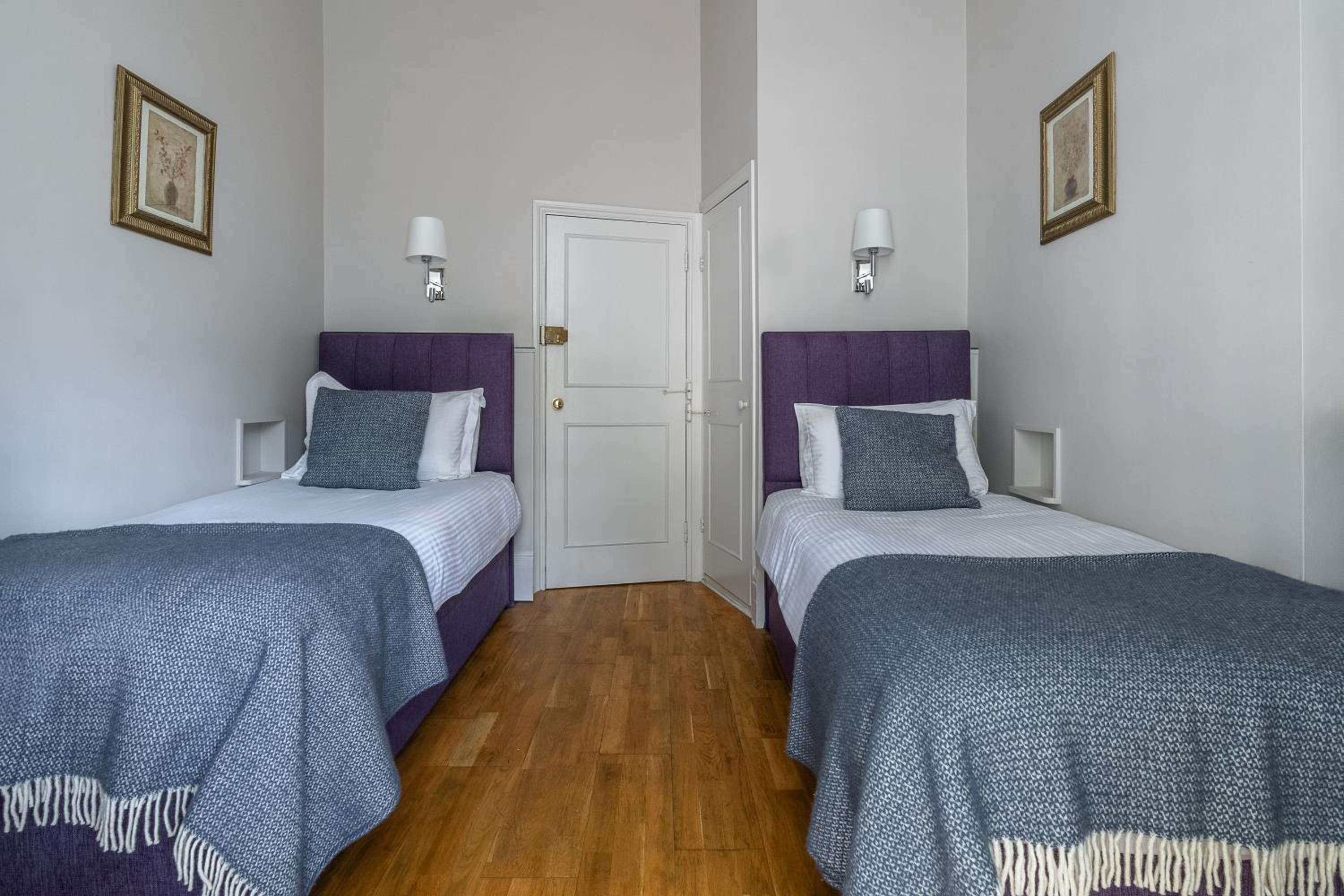 Twin Room with Private Bathroom photo 1