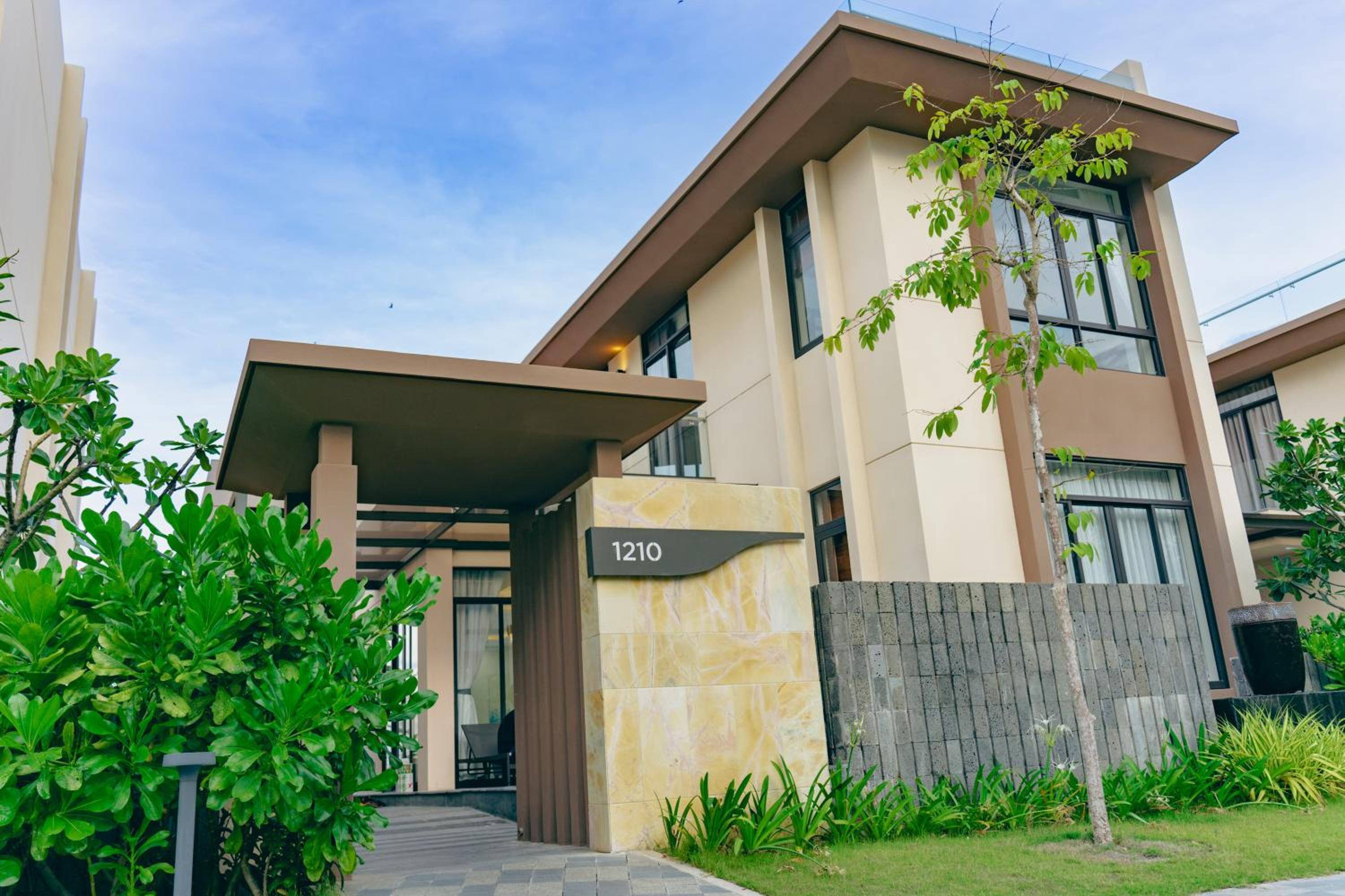 Three-Bedroom Villa - Photo 2