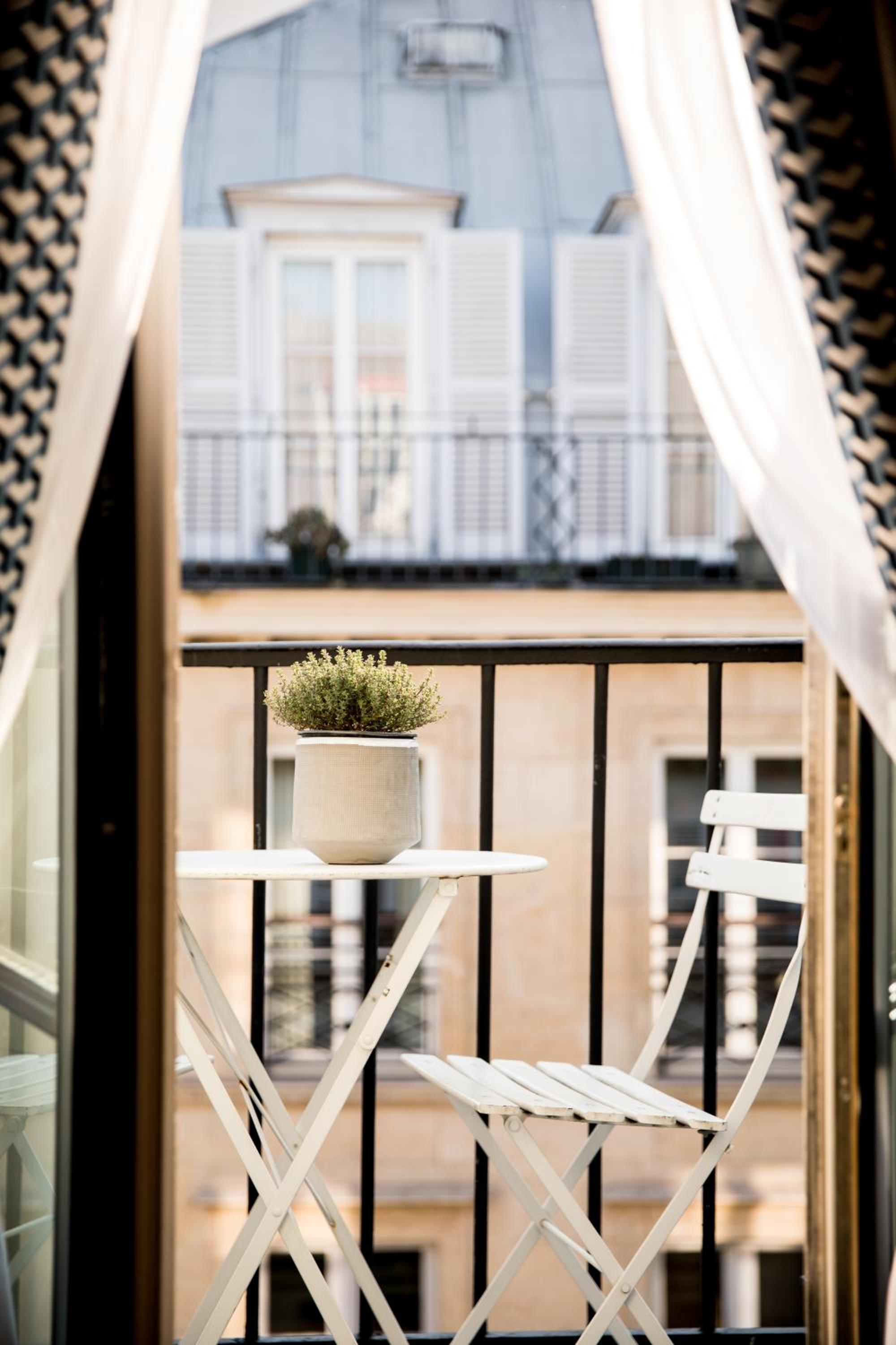 Chambre Lit Queen-Size avec Balcon – Vue sur Toits de Paris