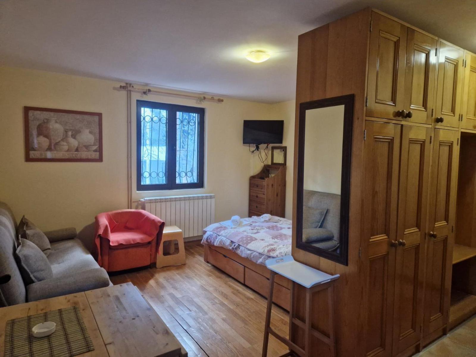 One-Bedroom Apartment photo 1