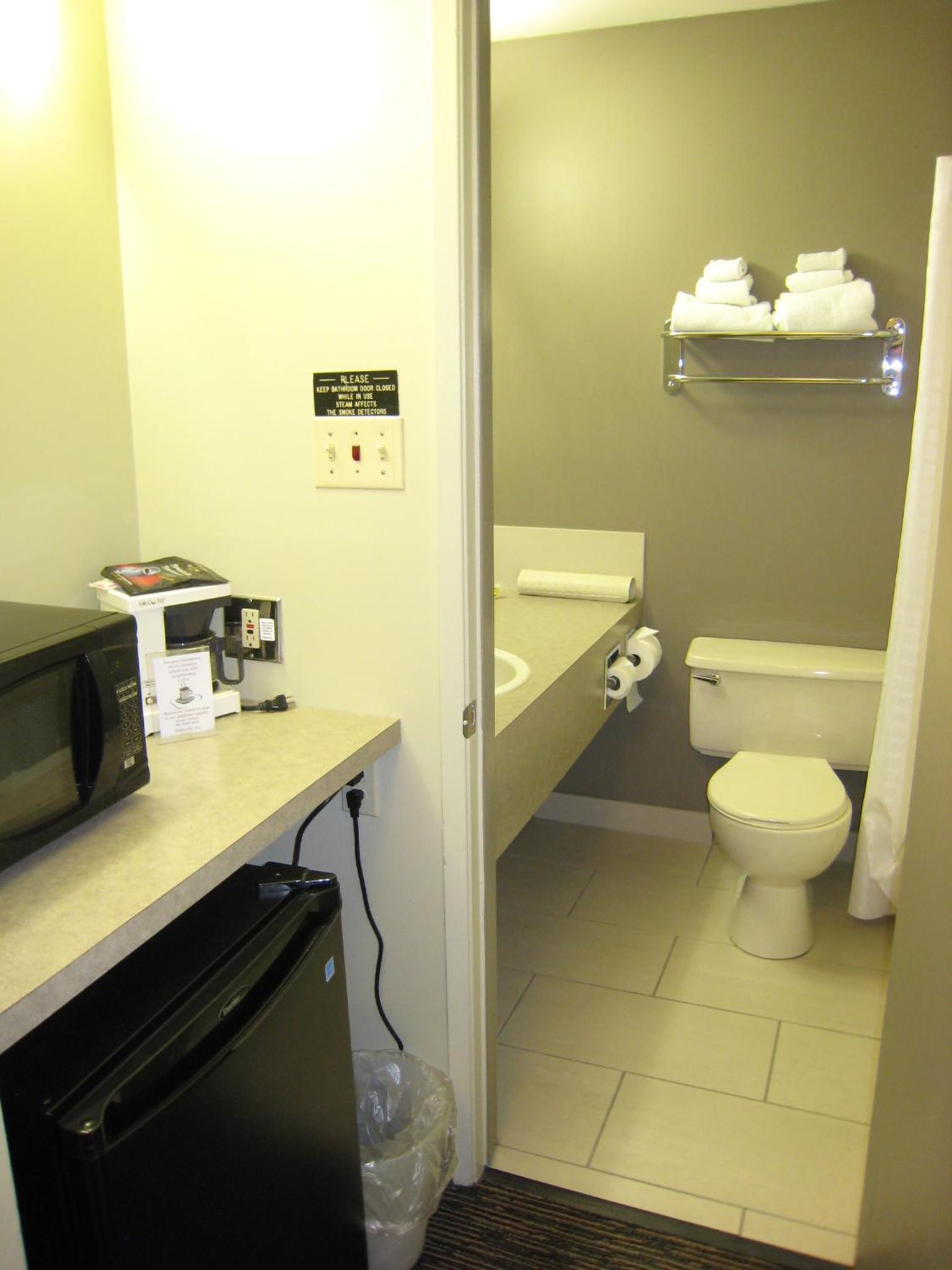 Queen Room with Two Queen Beds (Pet Friendly) photo 3