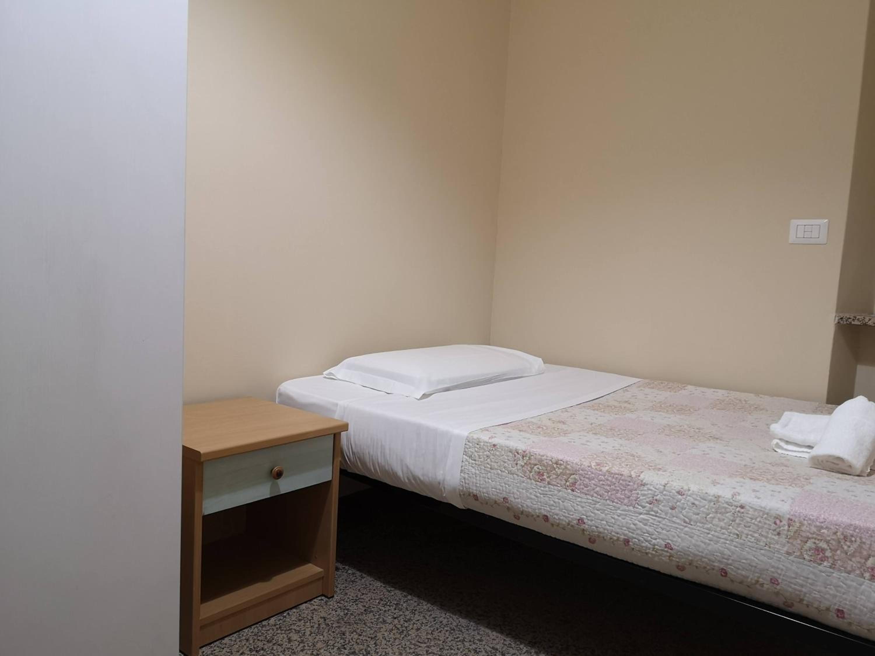 Standard Single Room With Shared Bathroom