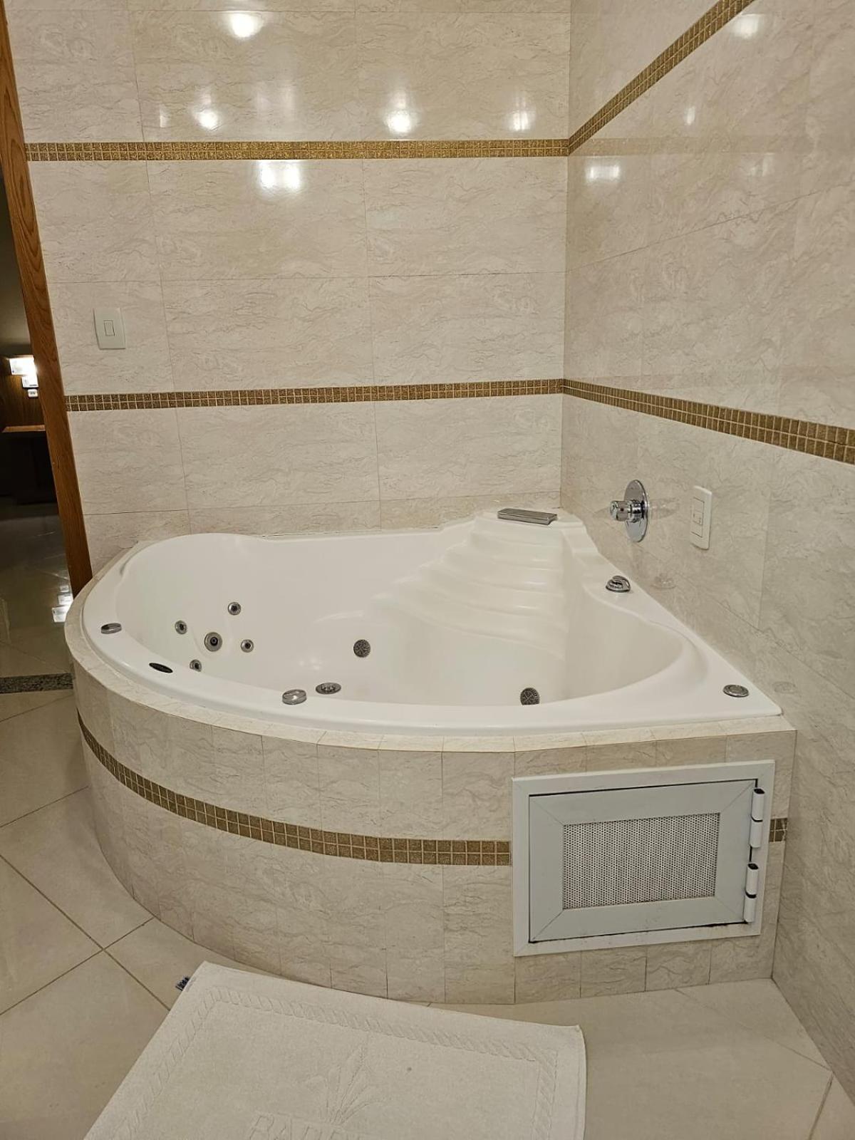 Deluxe Suite with Spa Bath photo 3