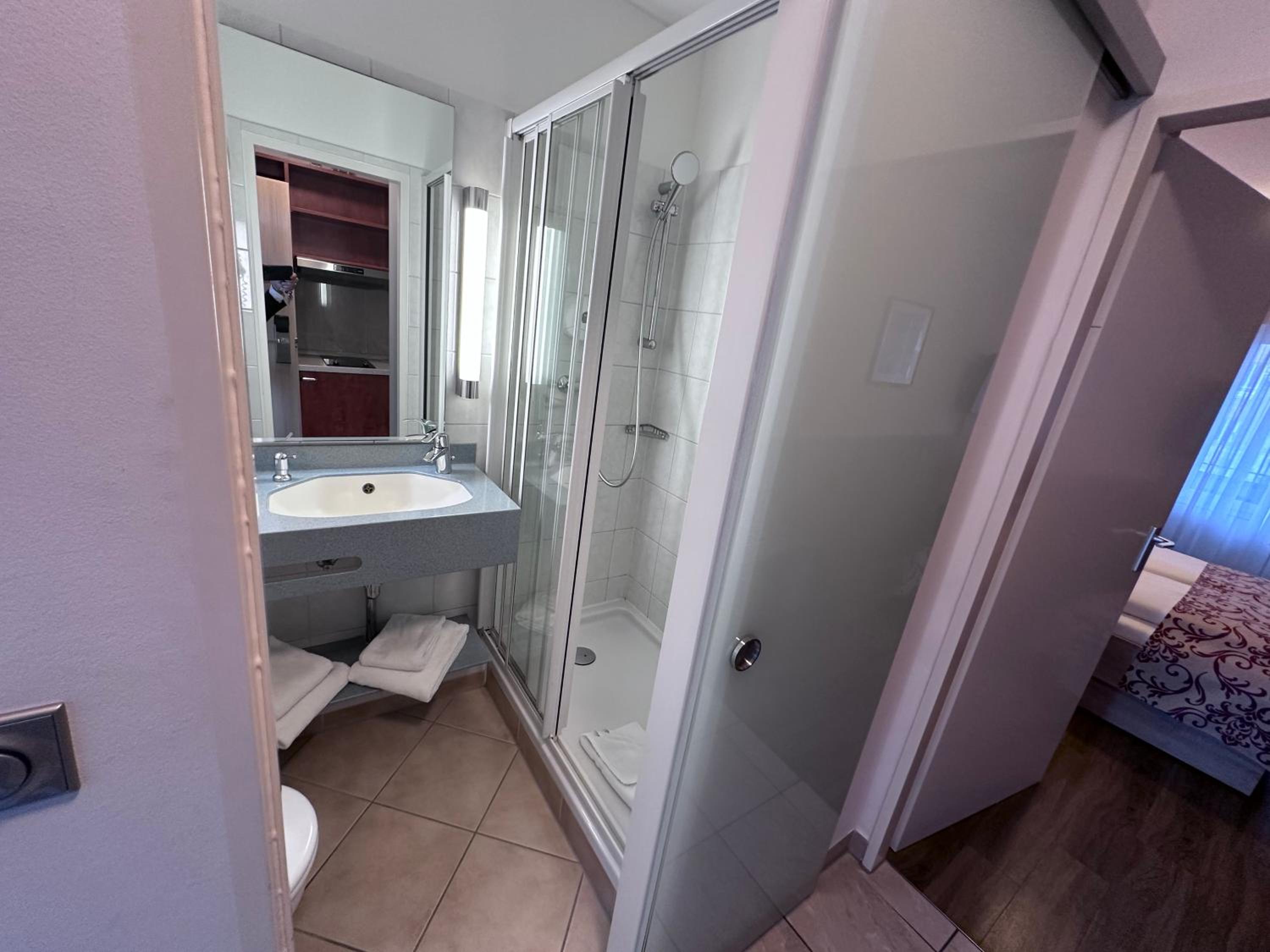 Queen Room with Balcony thumbnail 5