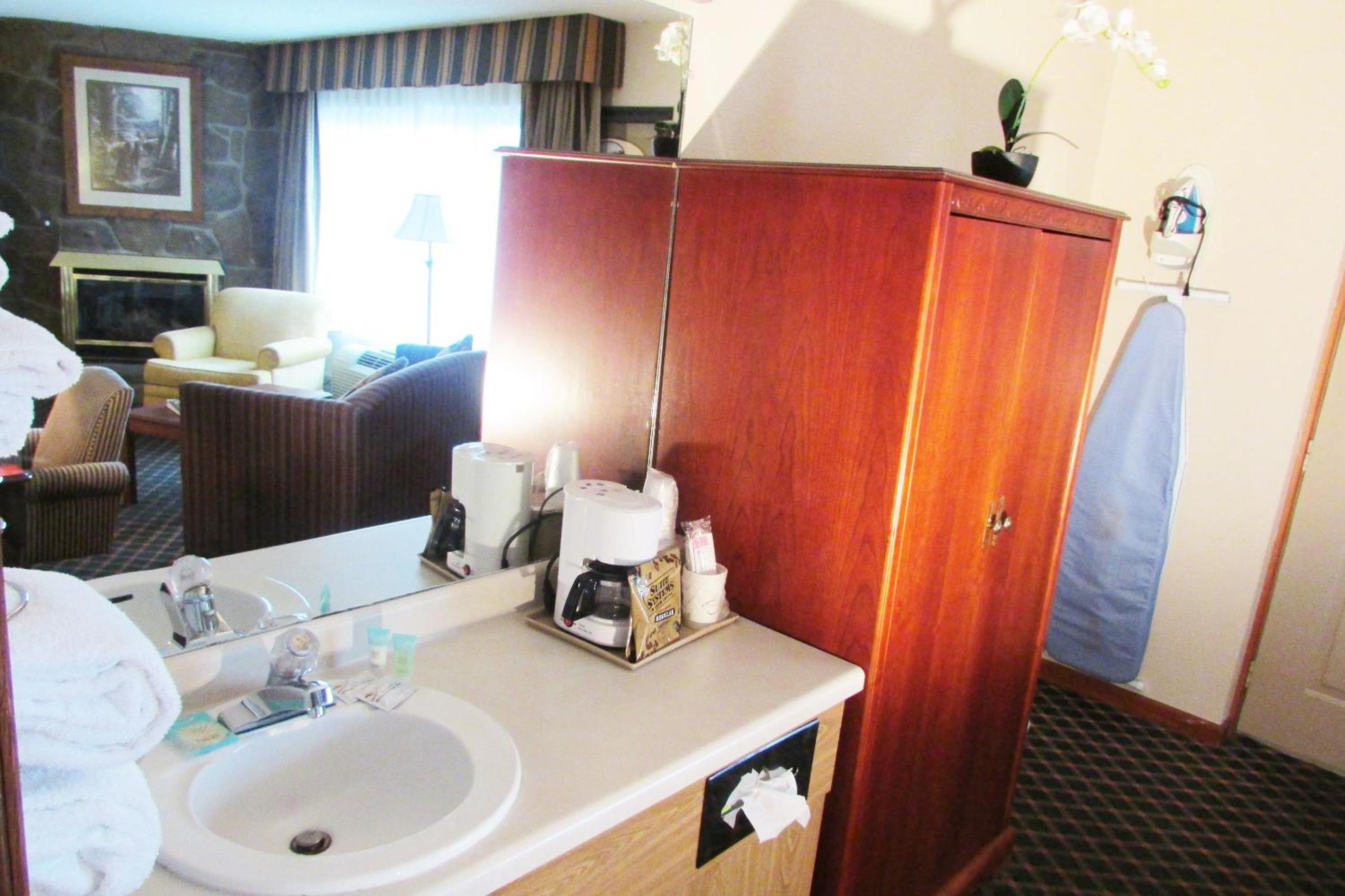 Superior Jr Suite Mountain View with King Bed, Twin Sofa Bed, Fireplace, Jacuzzi photo 2