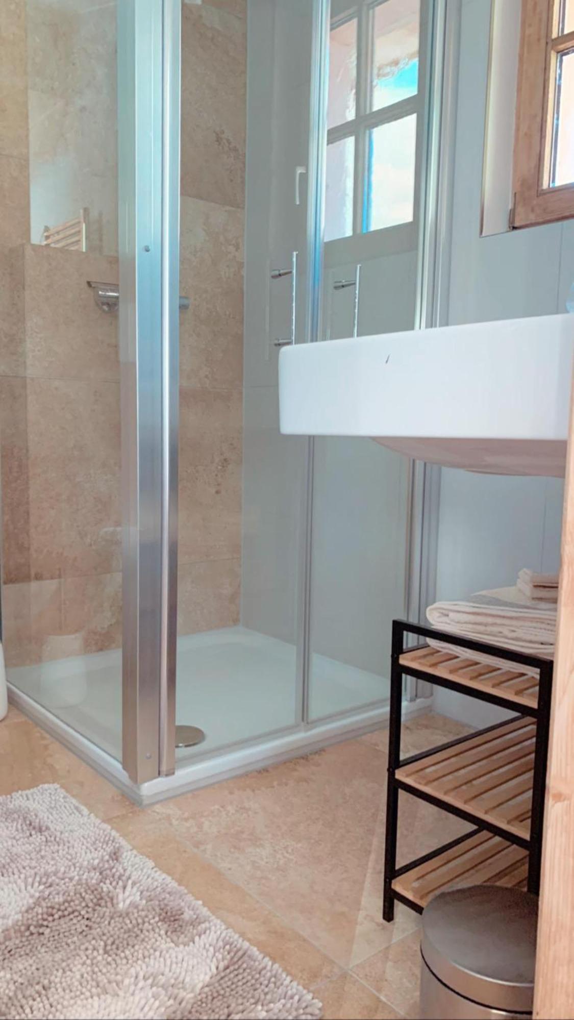 One-Bedroom Apartment with Shower photo 3