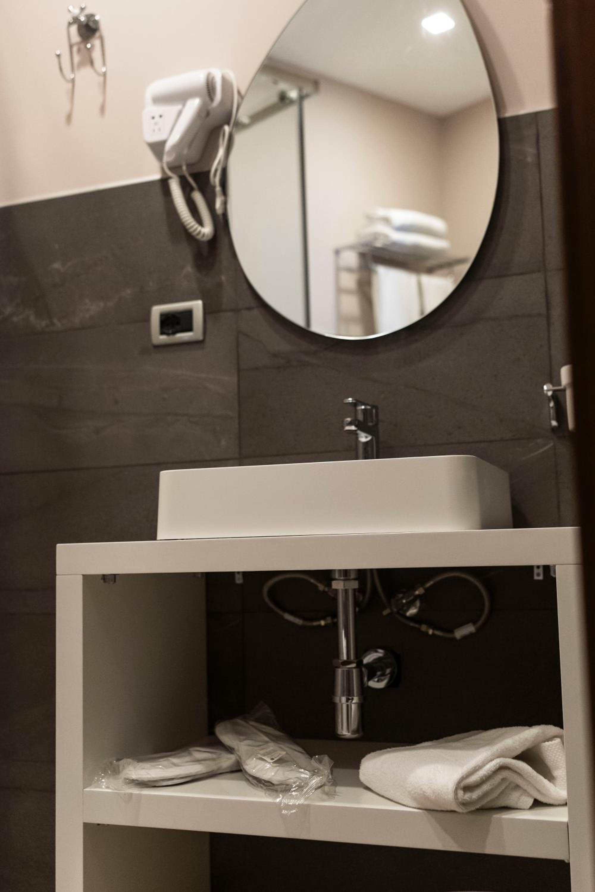 Deluxe Room - Photo 16