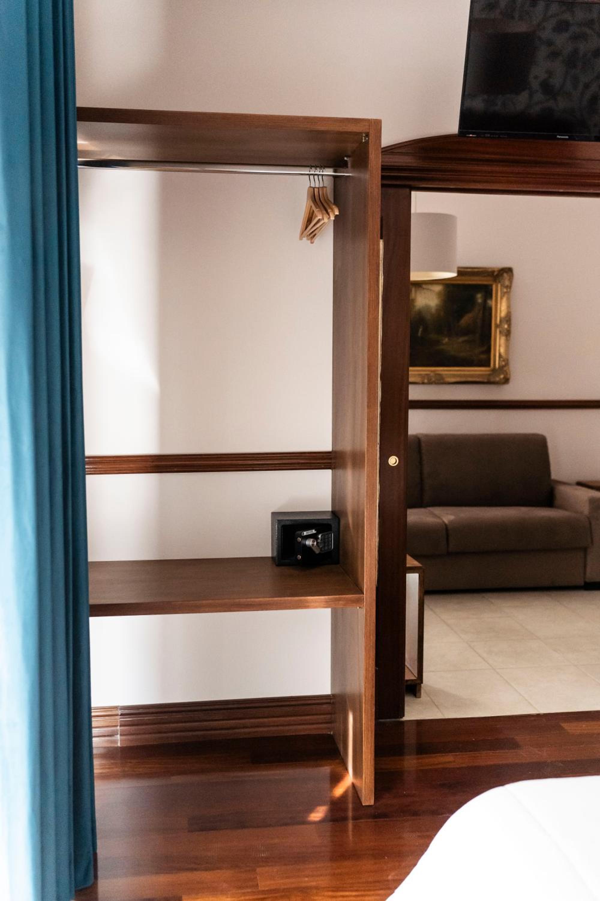 Deluxe Suite - Photo 5