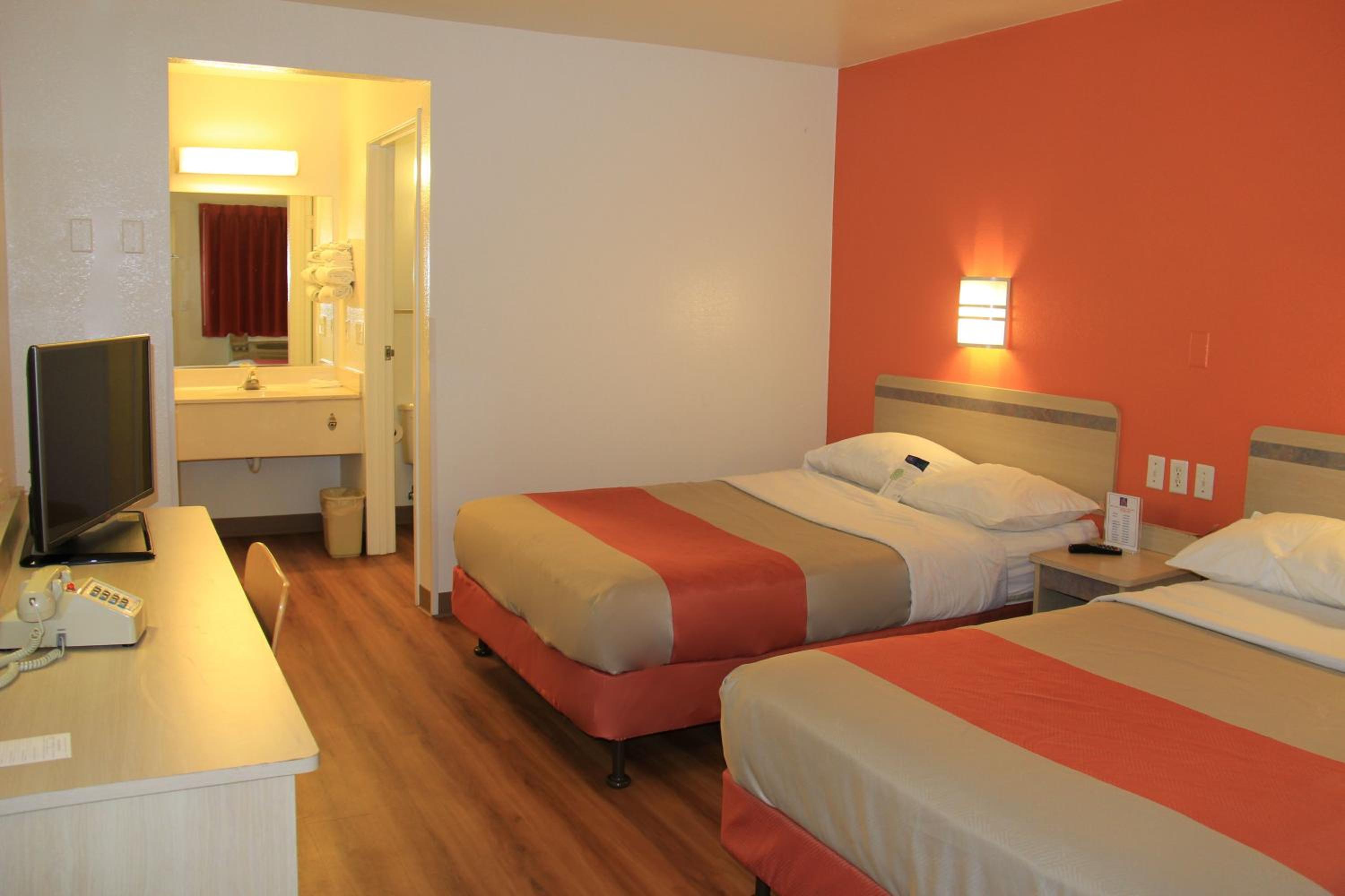 Deluxe Queen Suite - Non-Smoking - Photo 2
