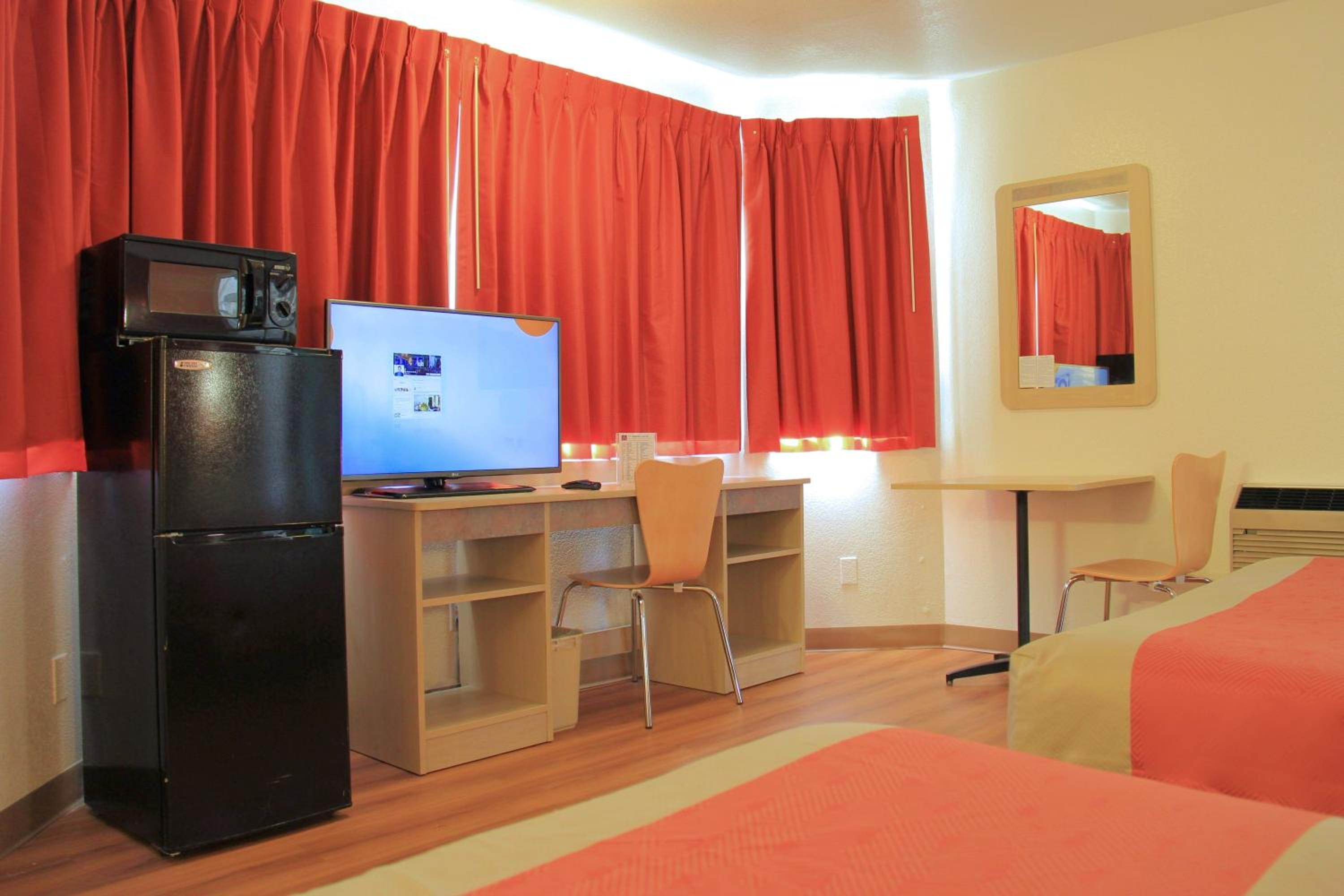 Deluxe Queen Suite - Non-Smoking - Photo 3