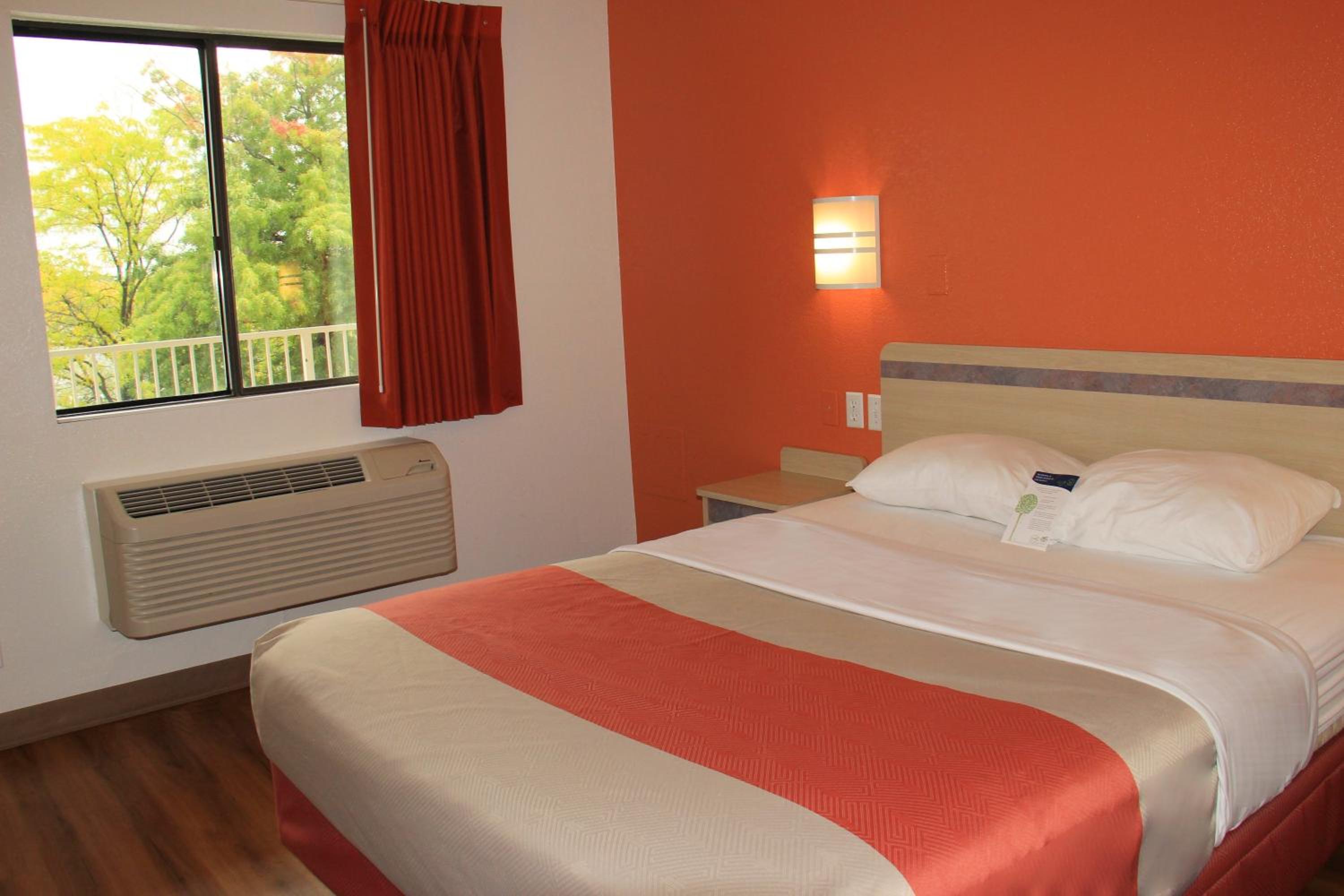 Deluxe King Room - Non-Smoking - Photo 3