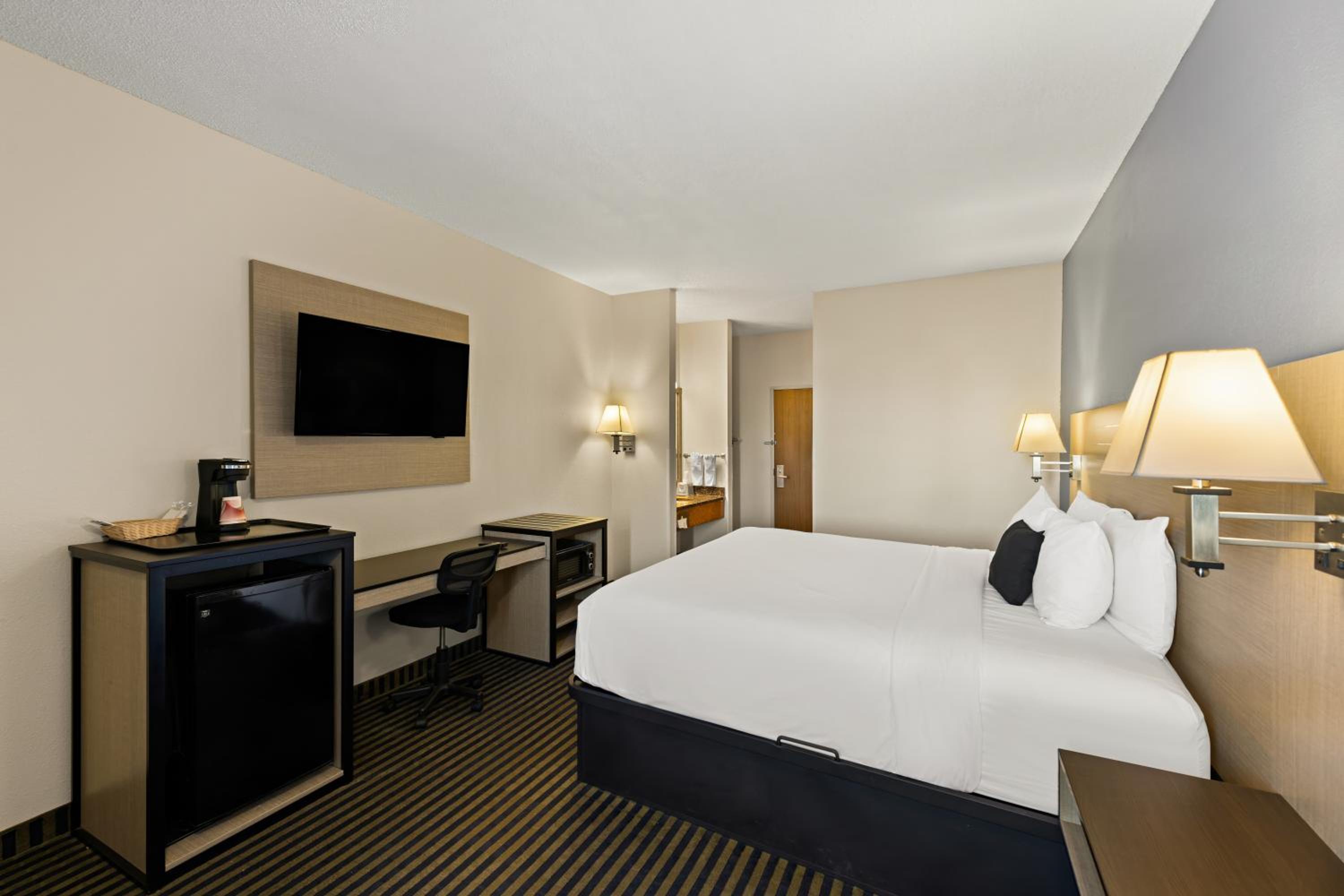 King Room - Non-Smoking - Photo 1