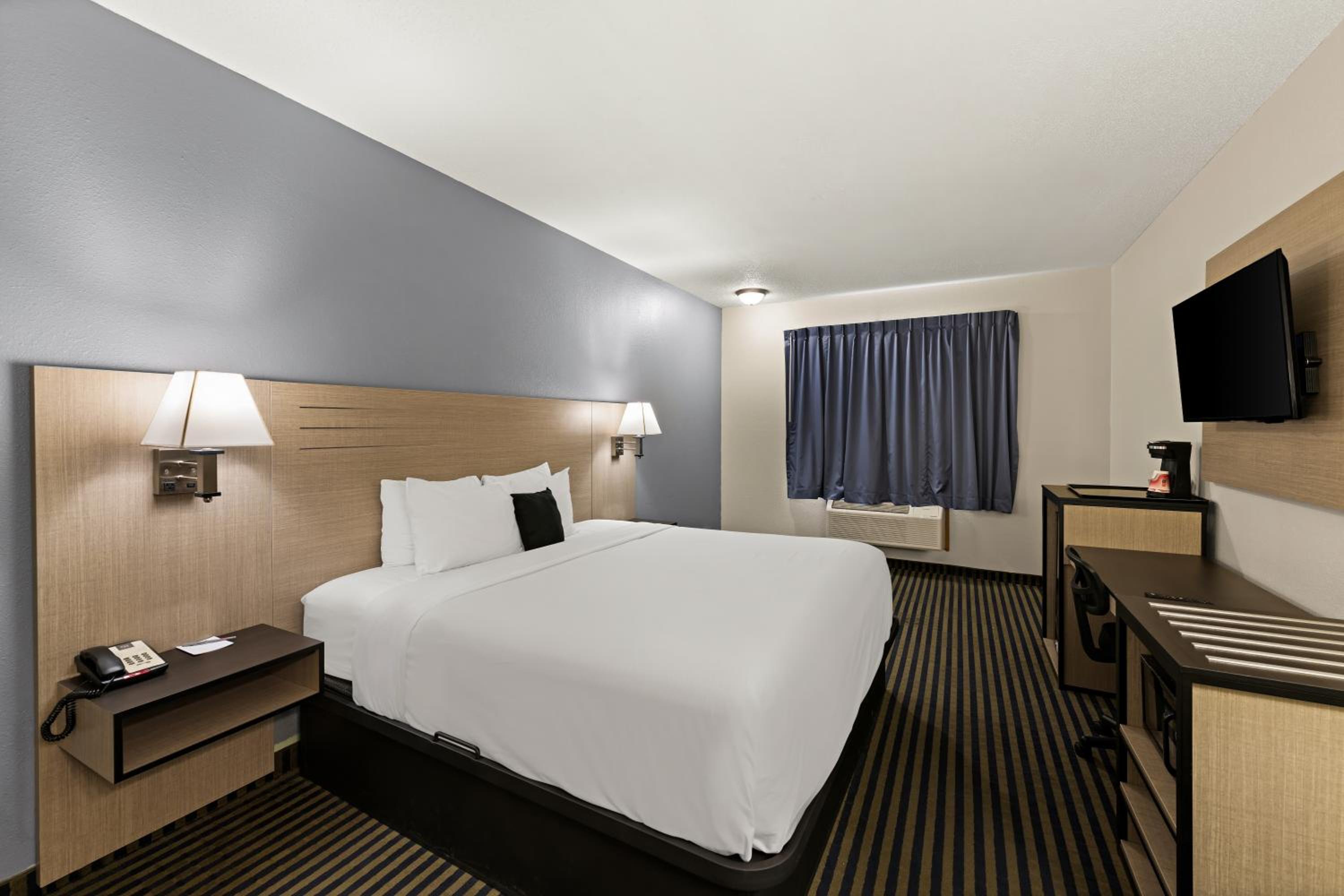 King Room - Non-Smoking - Photo 4