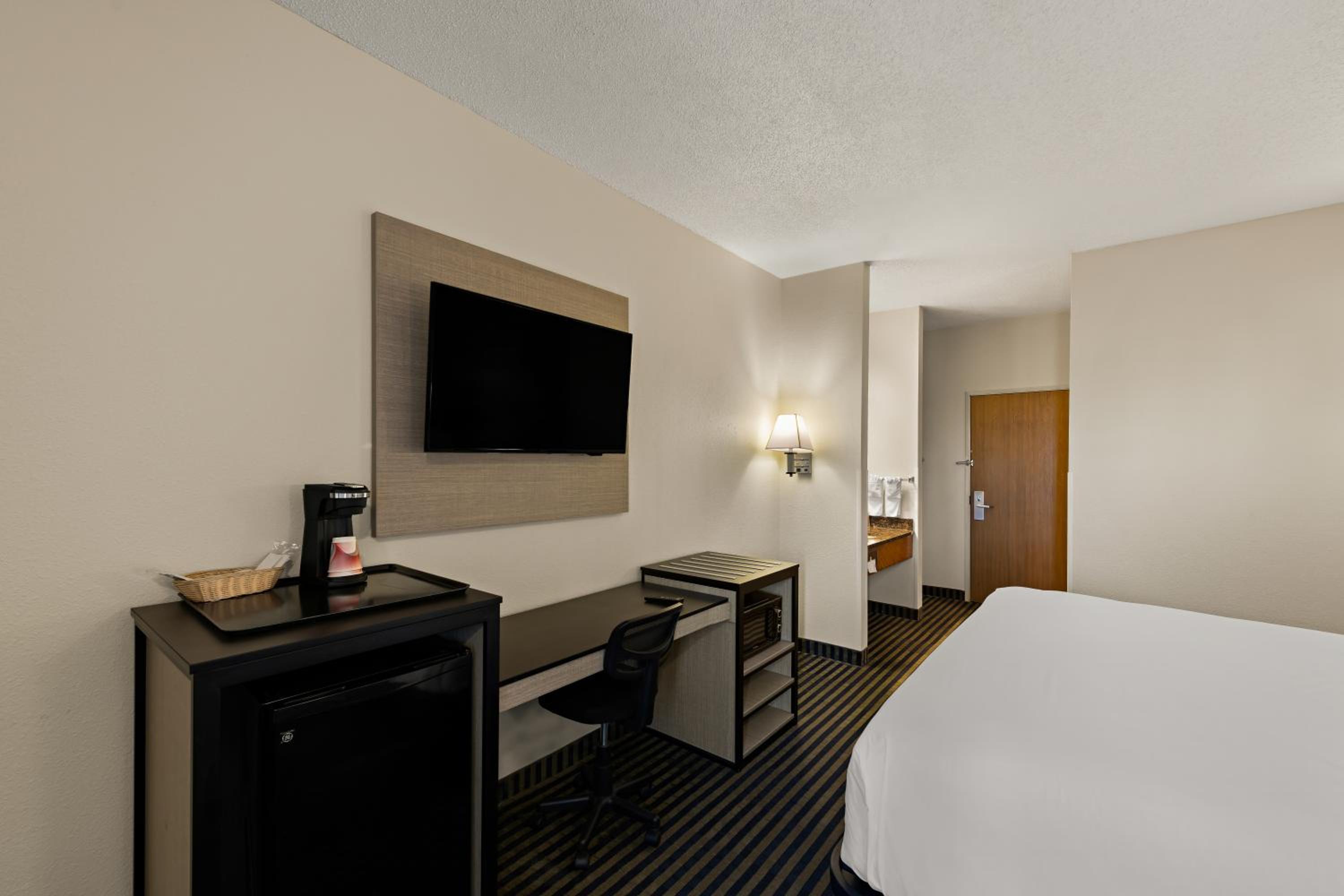 King Room - Non-Smoking - Photo 3