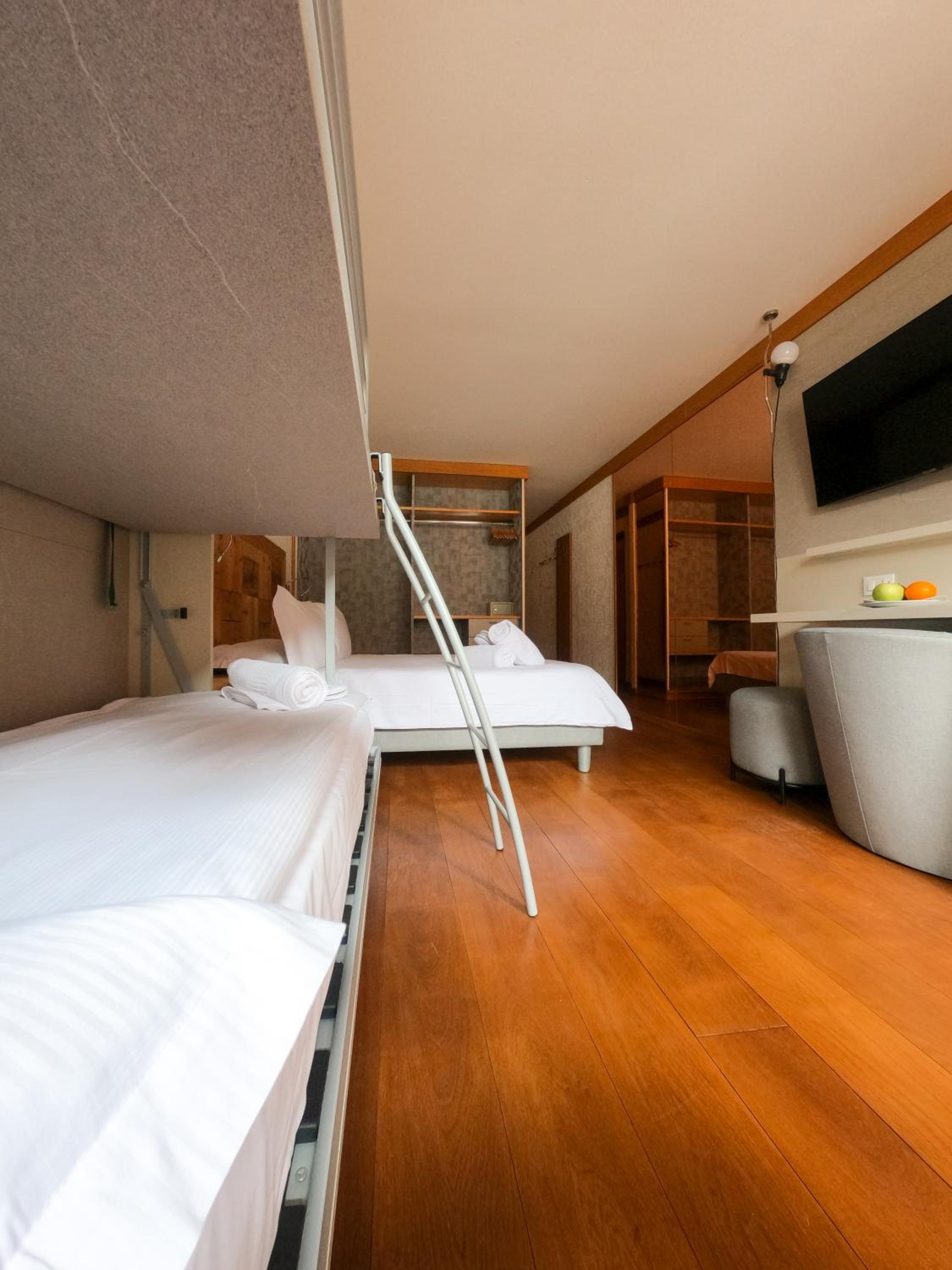 Quadruple Room - Photo 11