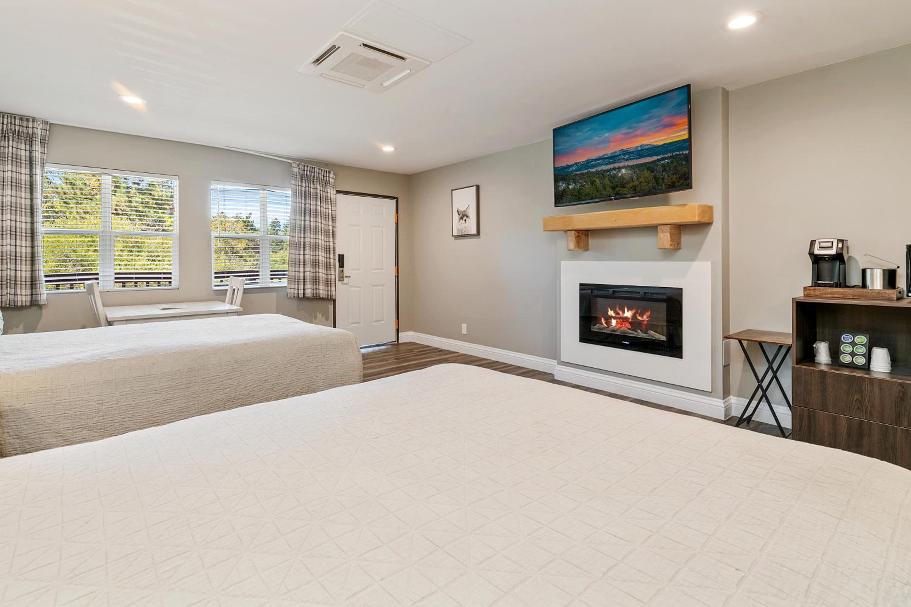 Queen Motel Room with Two Queen Beds - Photo 3