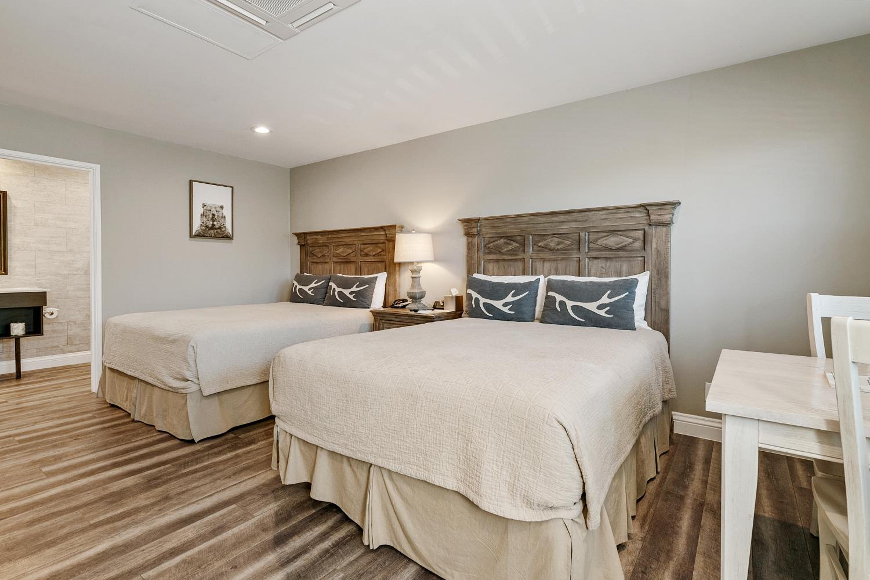Queen Motel Room with Two Queen Beds - Photo 4