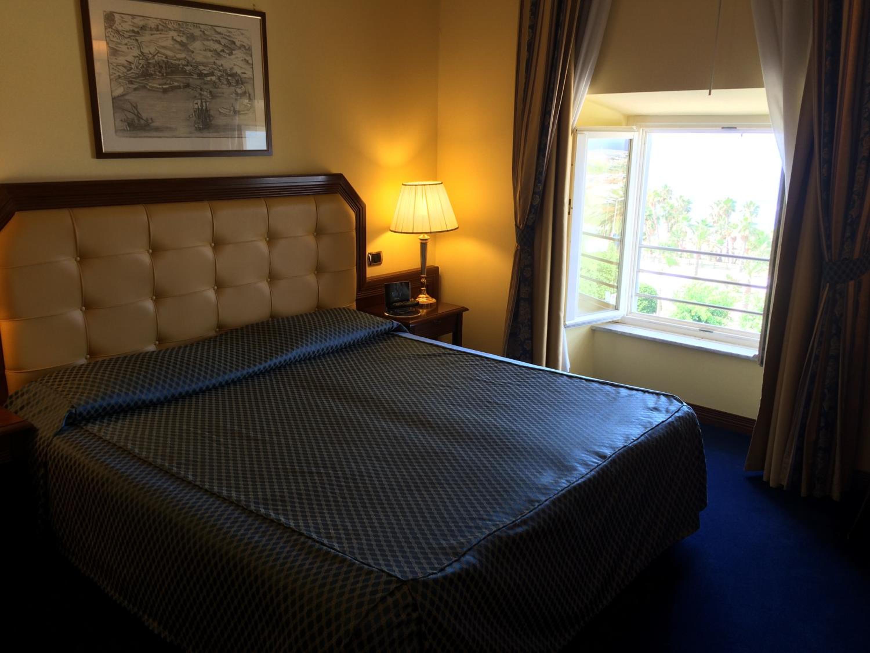 Double or Twin Room with Sea View - Photo 4