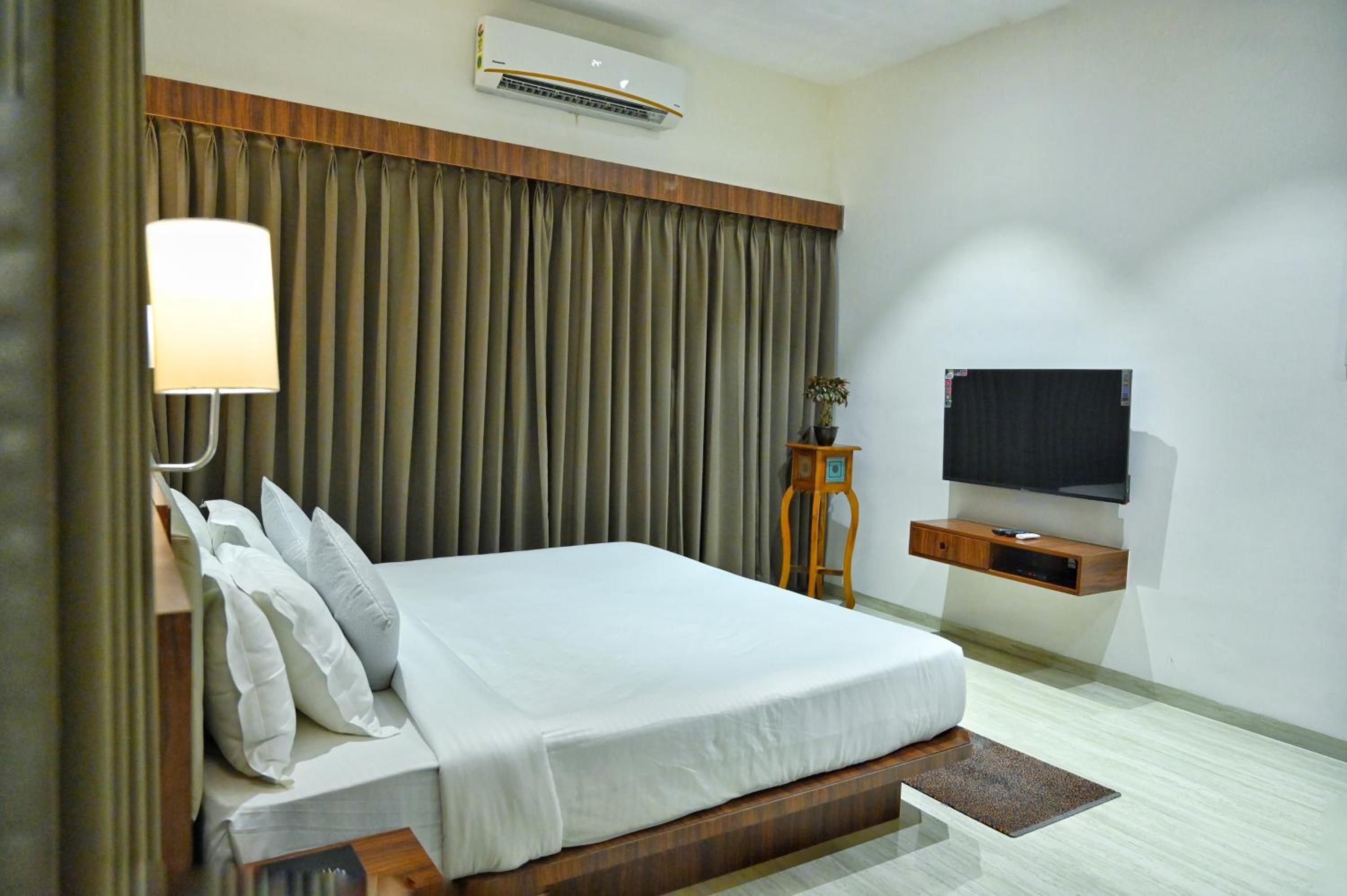Deluxe Room - Photo 11