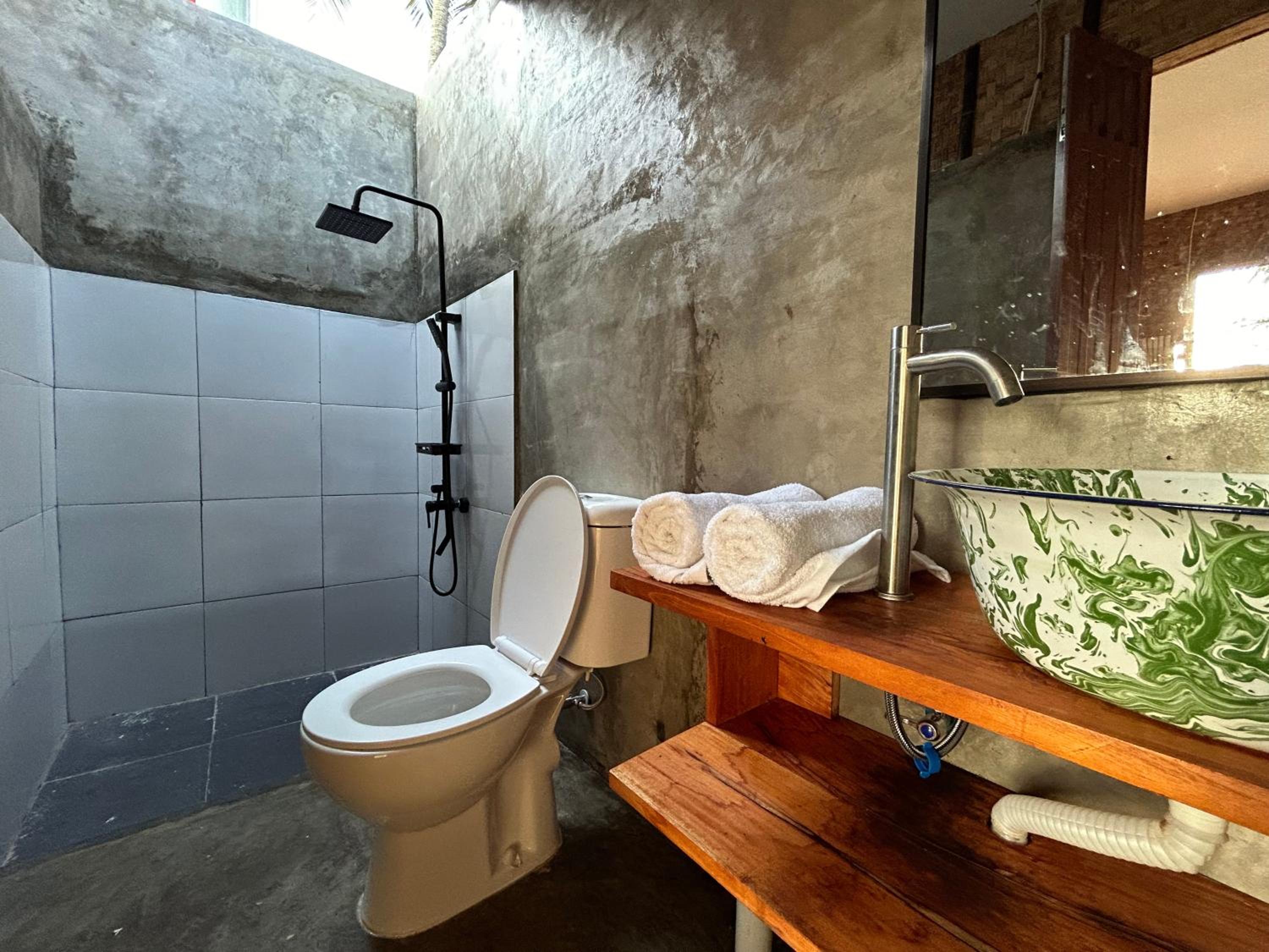 Deluxe Double Room with Balcony - Photo 6