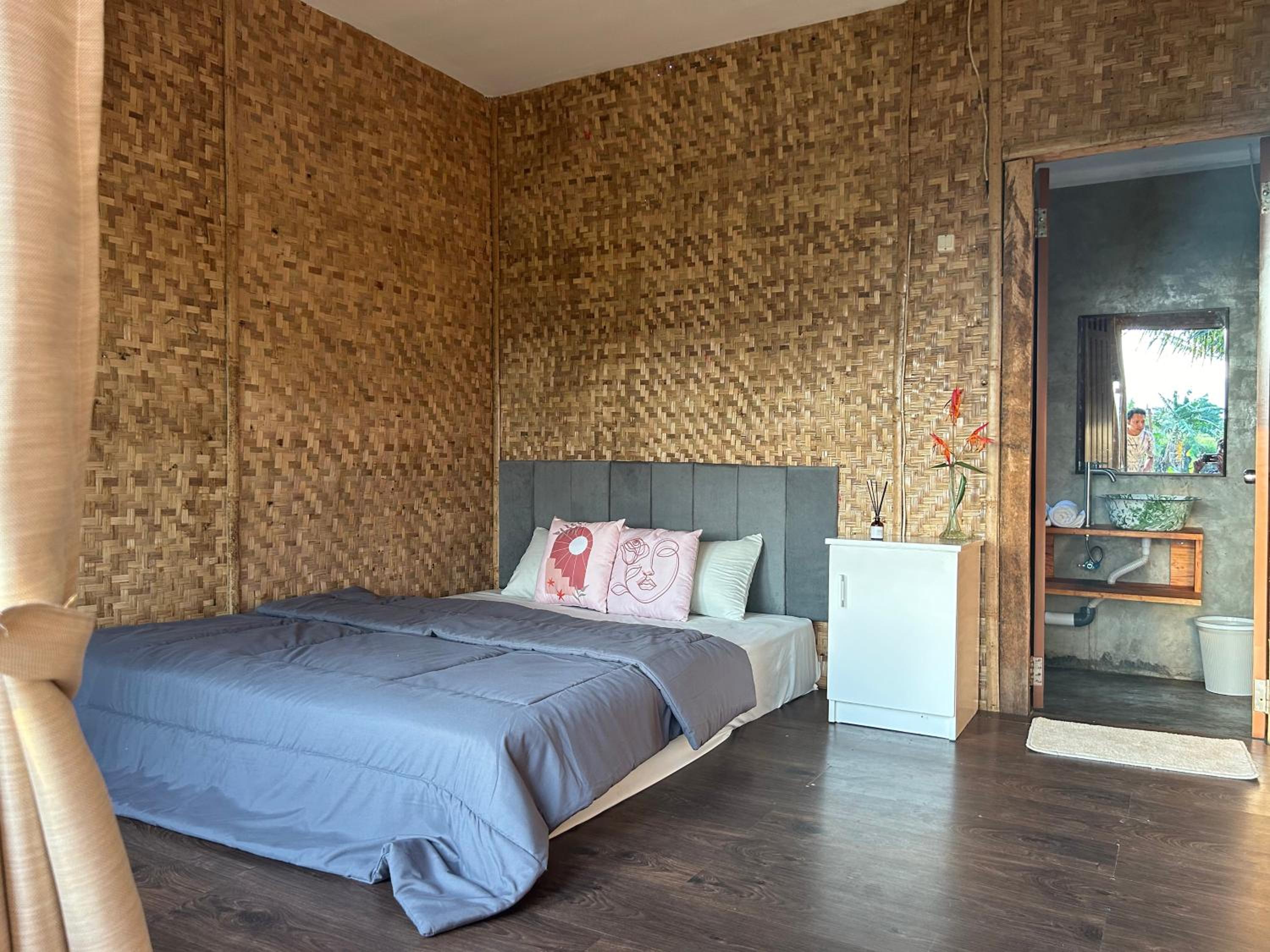 Deluxe Double Room with Balcony - Photo 10