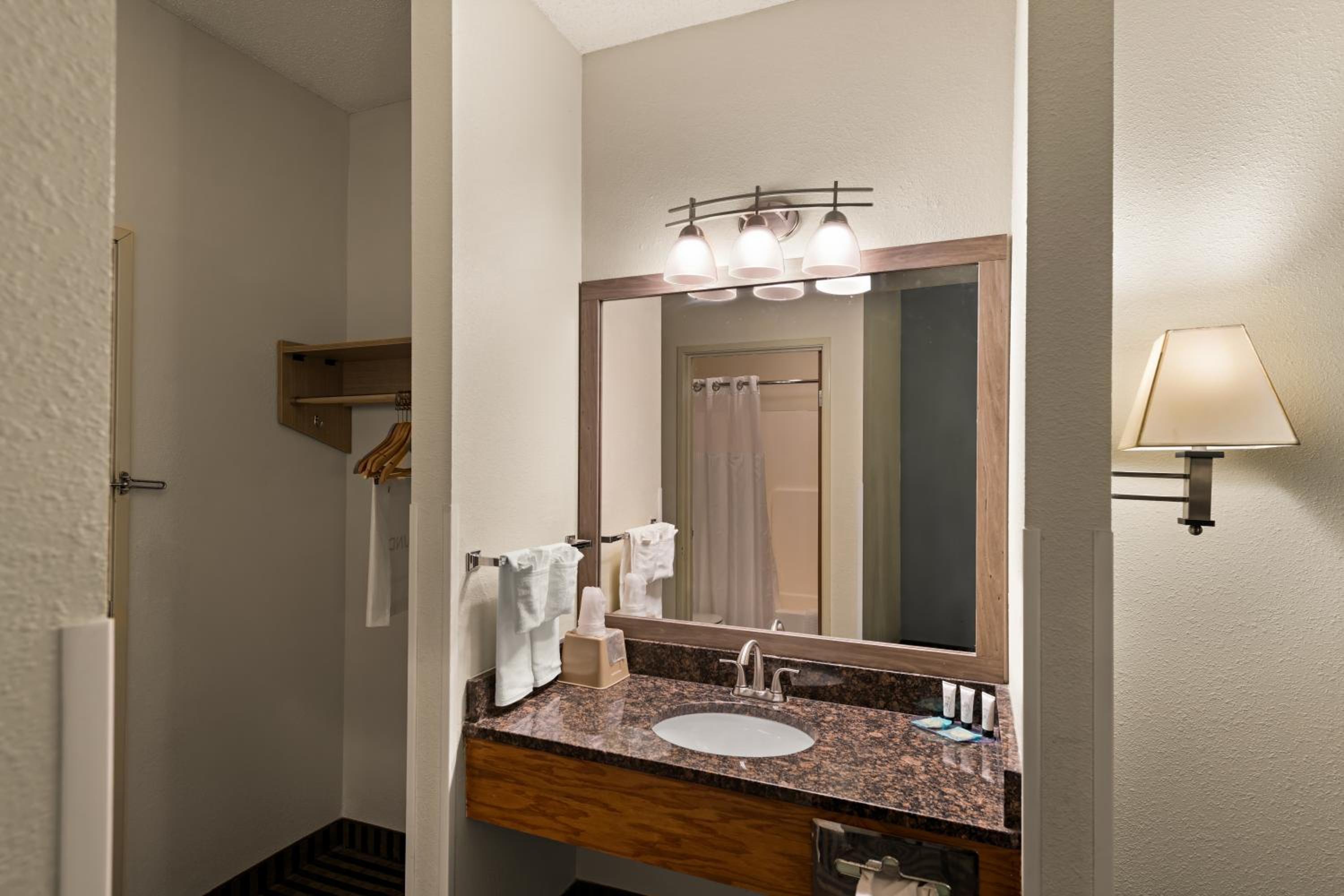 King Room - Non-Smoking - Photo 5