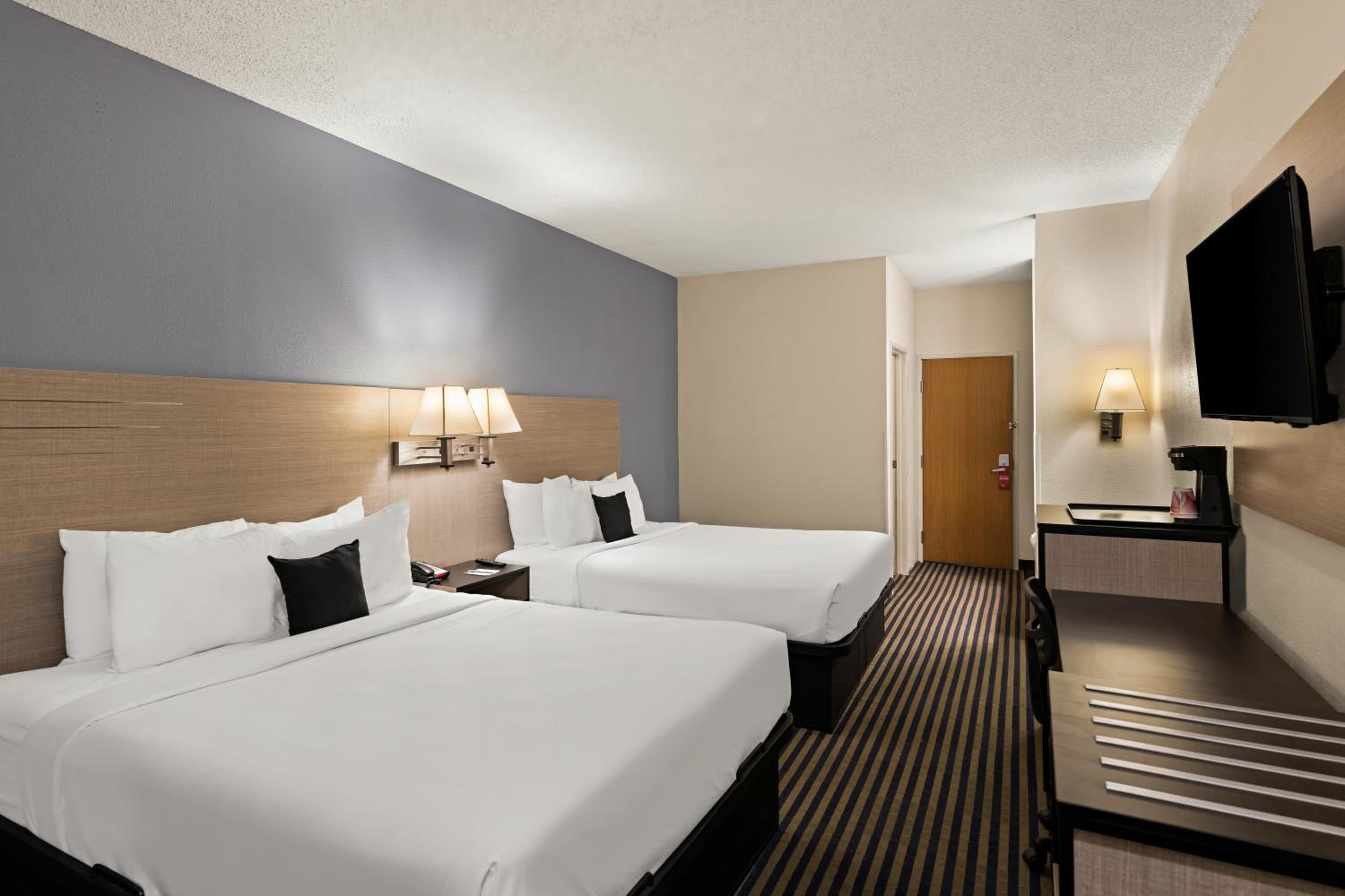Queen Room with Two Queen Beds - Non-Smoking - Photo 6