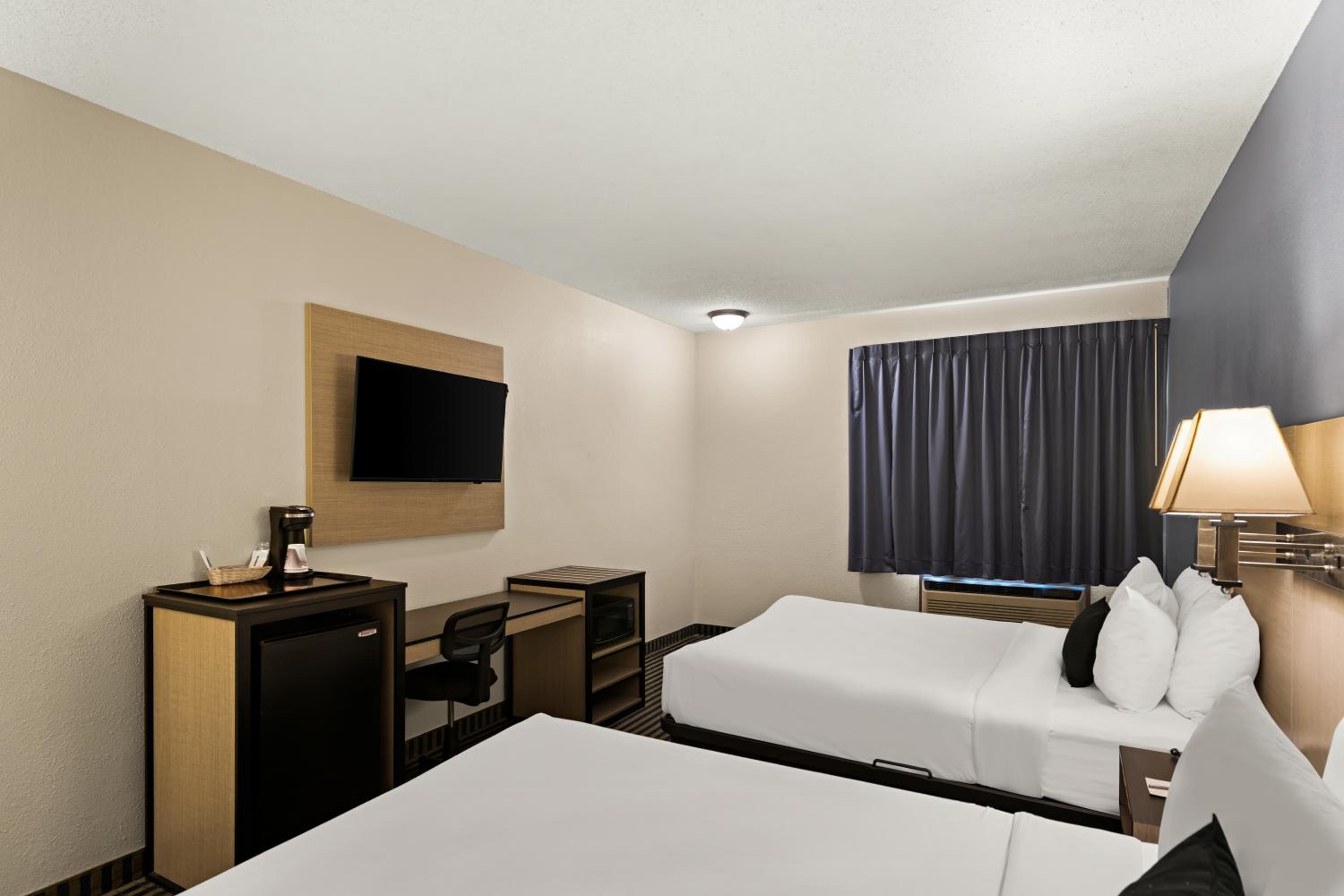 Queen Room with Two Queen Beds - Non-Smoking - Photo 3