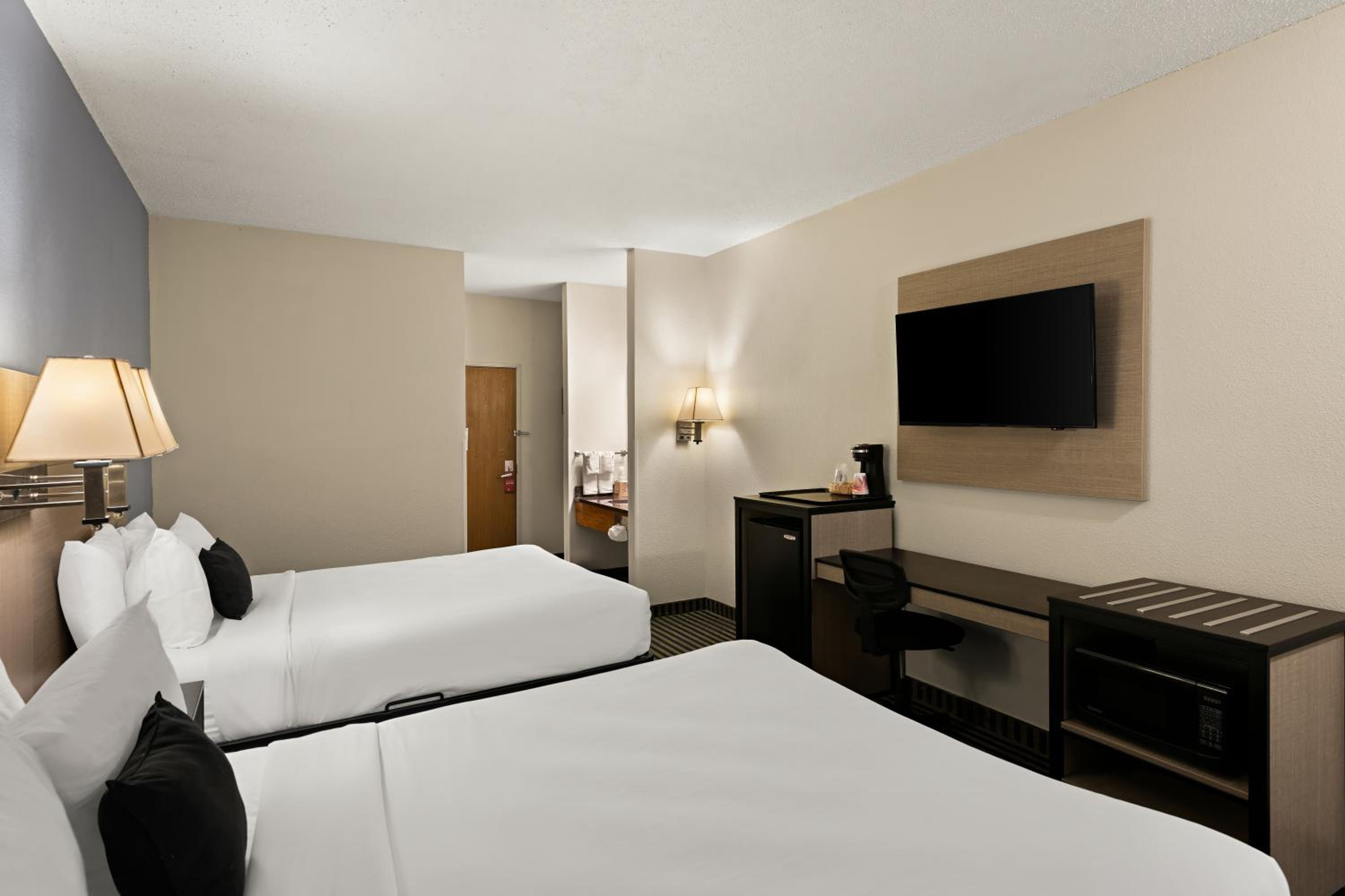 Queen Room with Two Queen Beds - Non-Smoking - Photo 4