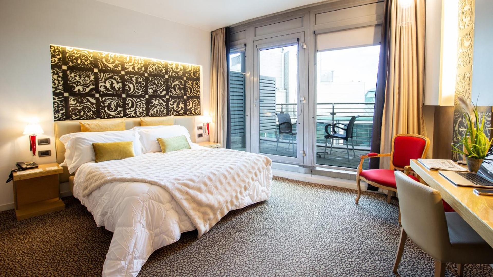 Deluxe Double Room with Balcony - Photo 1