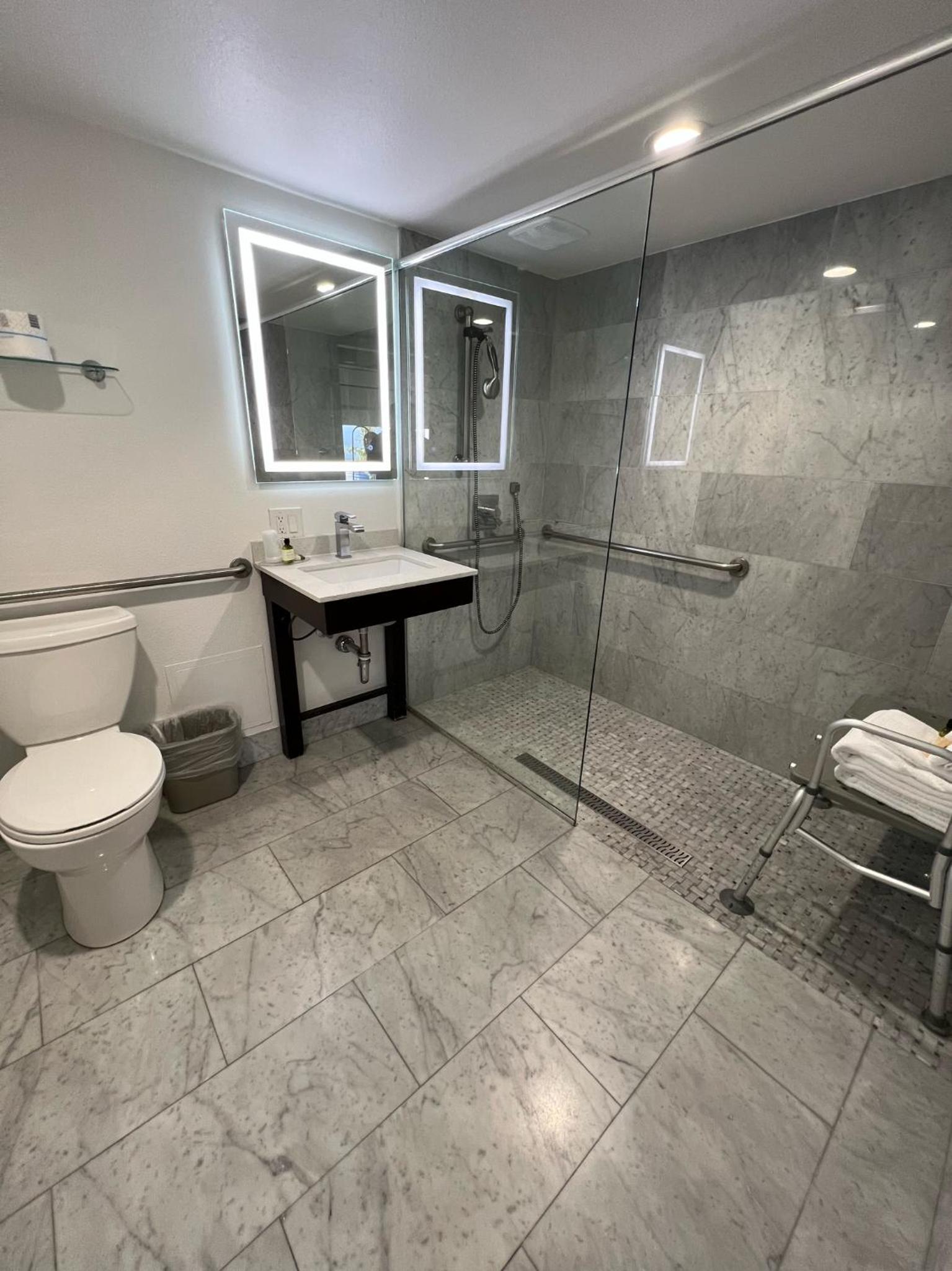 Queen Room - Disability Access - Photo 3