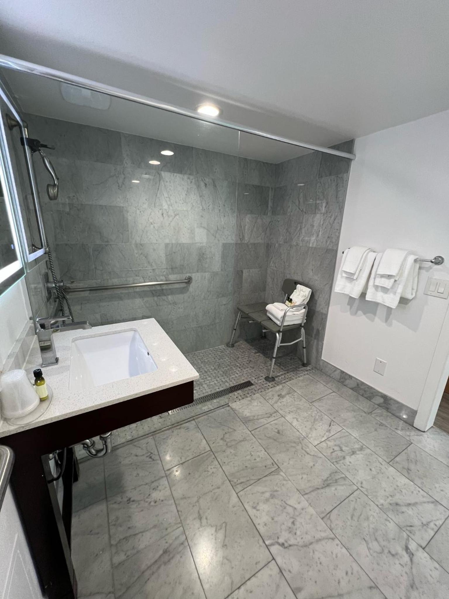 Queen Room - Disability Access - Photo 4