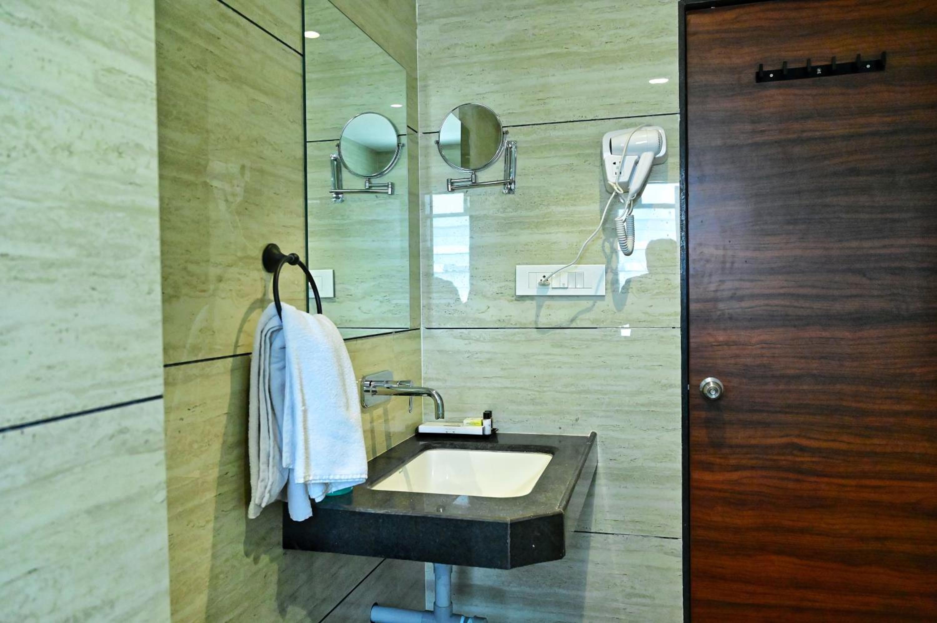 Deluxe Room - Photo 9