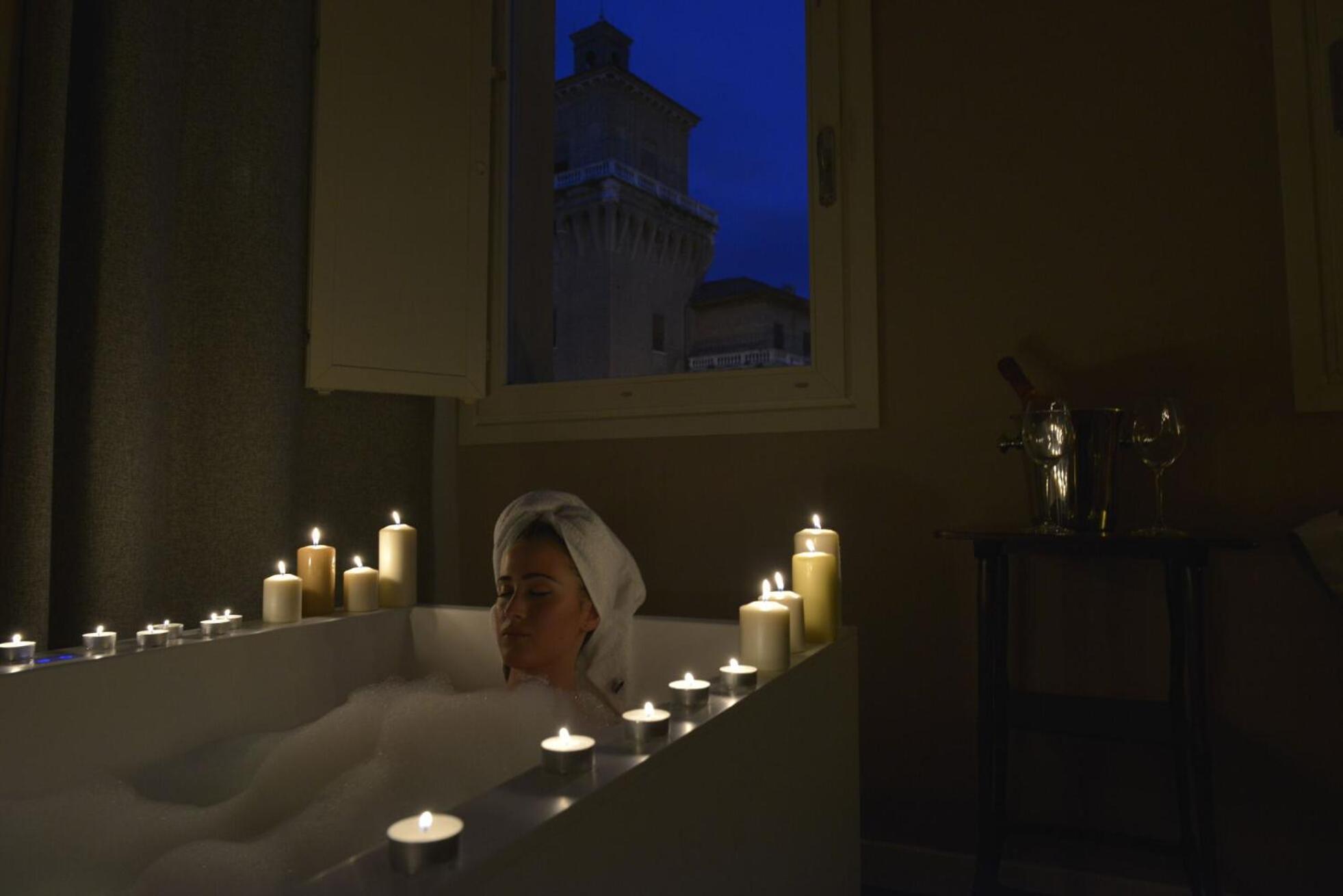 Suite with Hot Tub photo 2