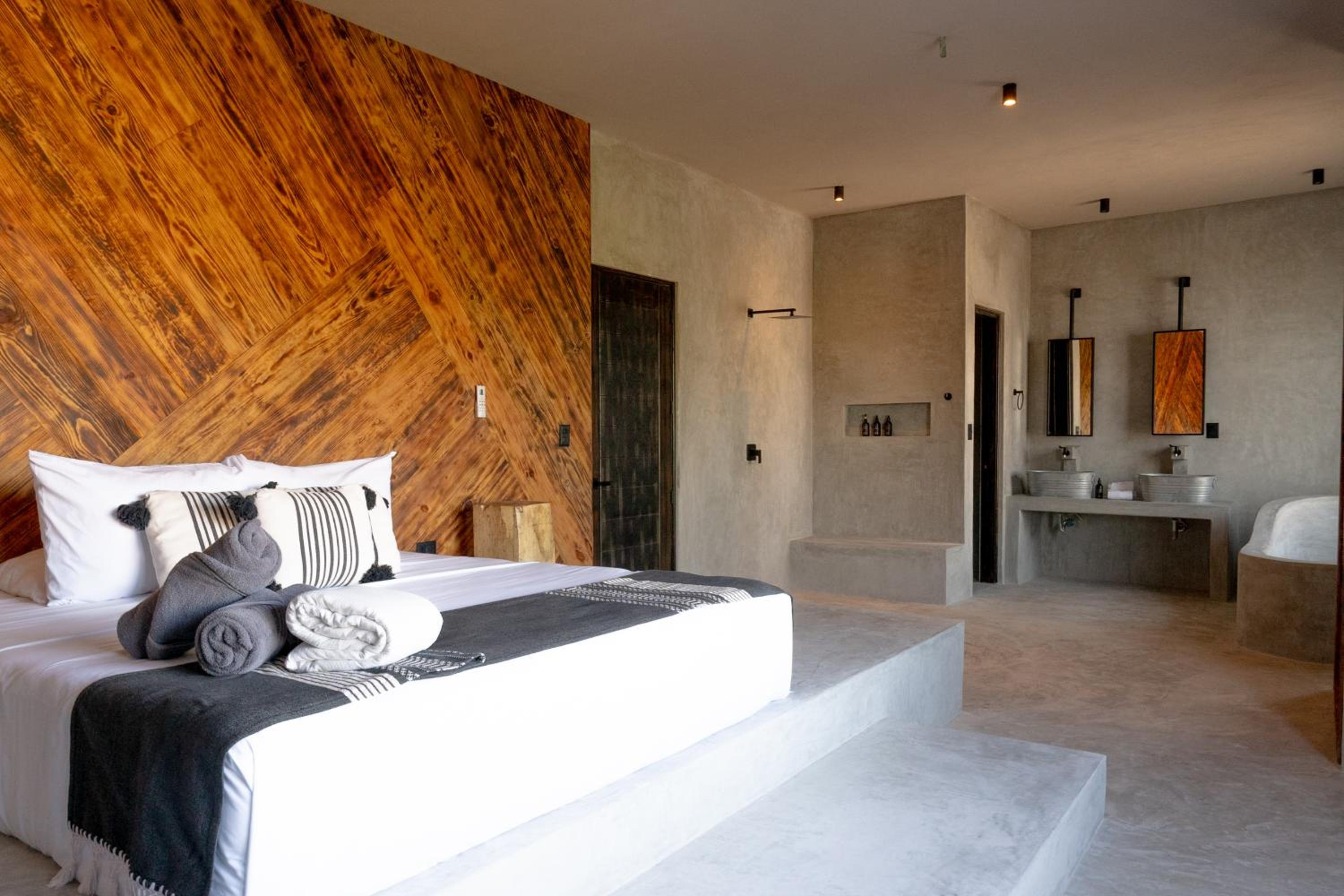 Deluxe King Room photo 1