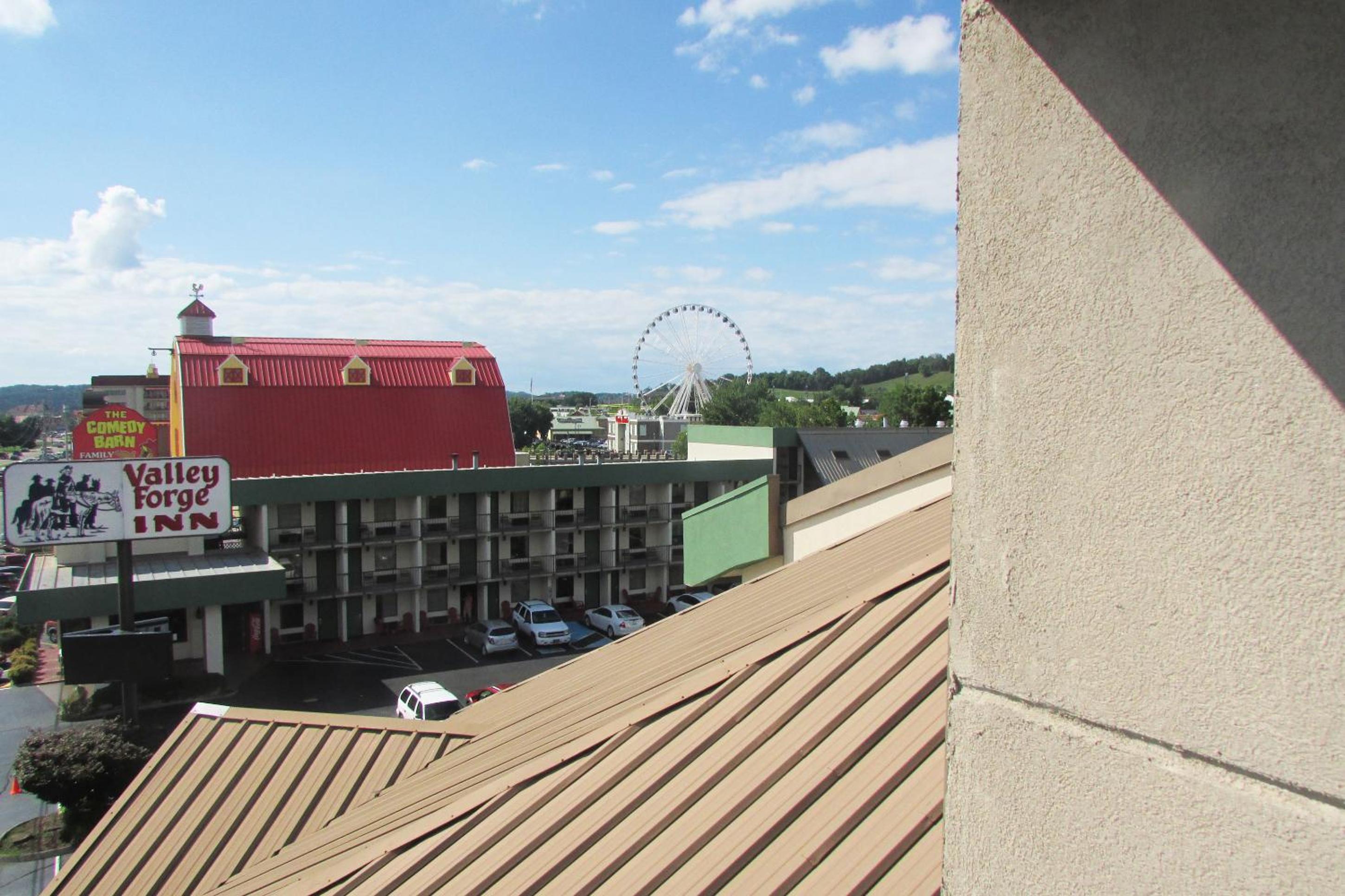 Superior Double Queen Room with Parkway View Shared Balcony with Rocking Chairs photo 2