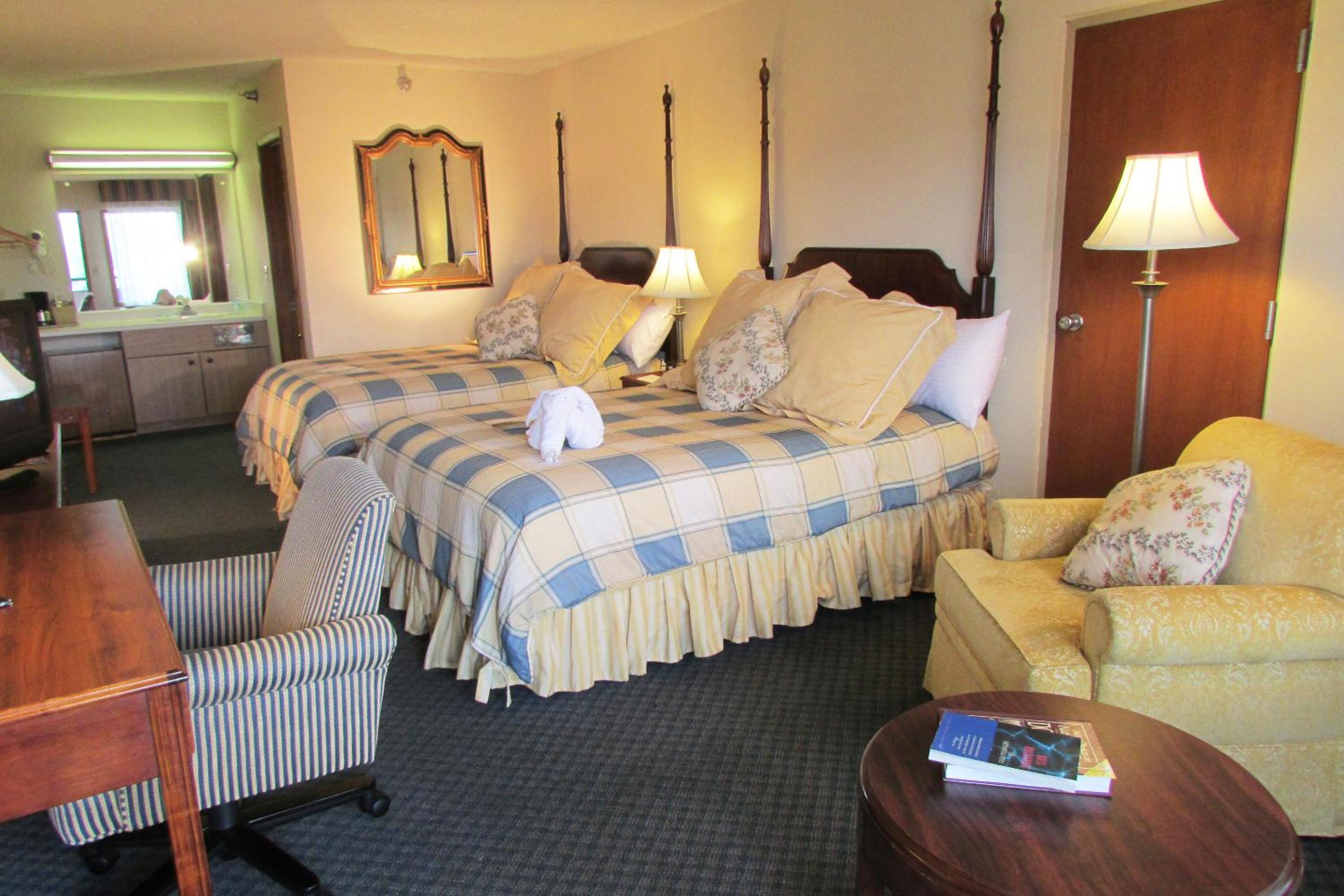 Superior Double Queen Mountain View with Shared Hall Balcony and Rocking Chairs photo 2