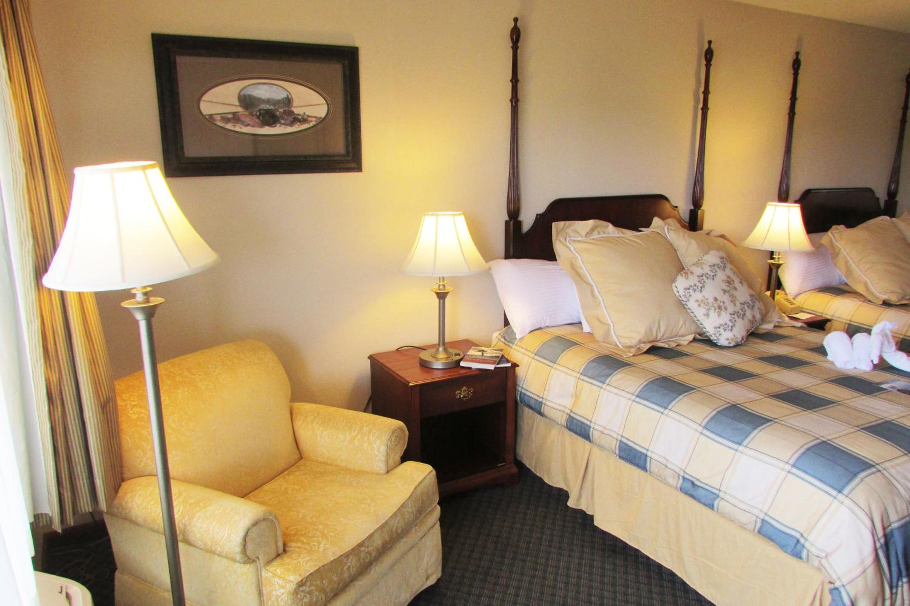Superior Double Queen Mountain View with Shared Hall Balcony and Rocking Chairs photo 3