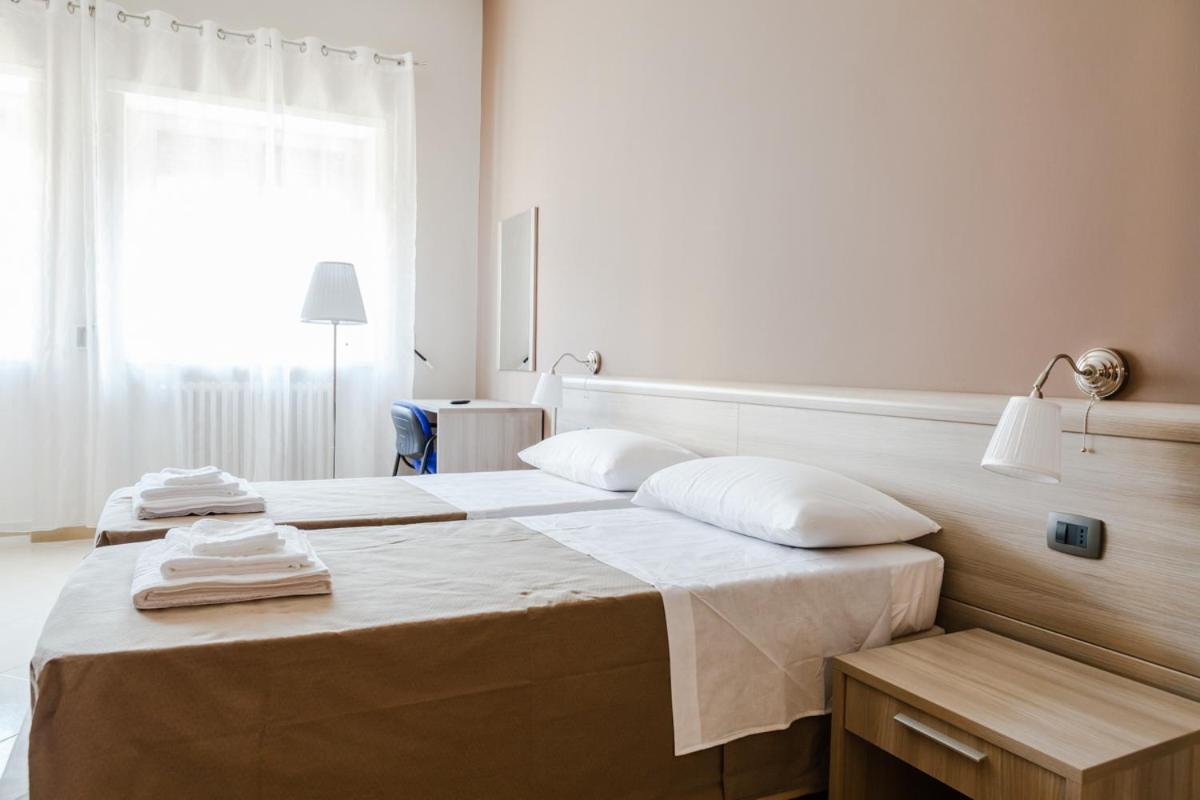 Double or Twin Room with Bathroom - Photo 2