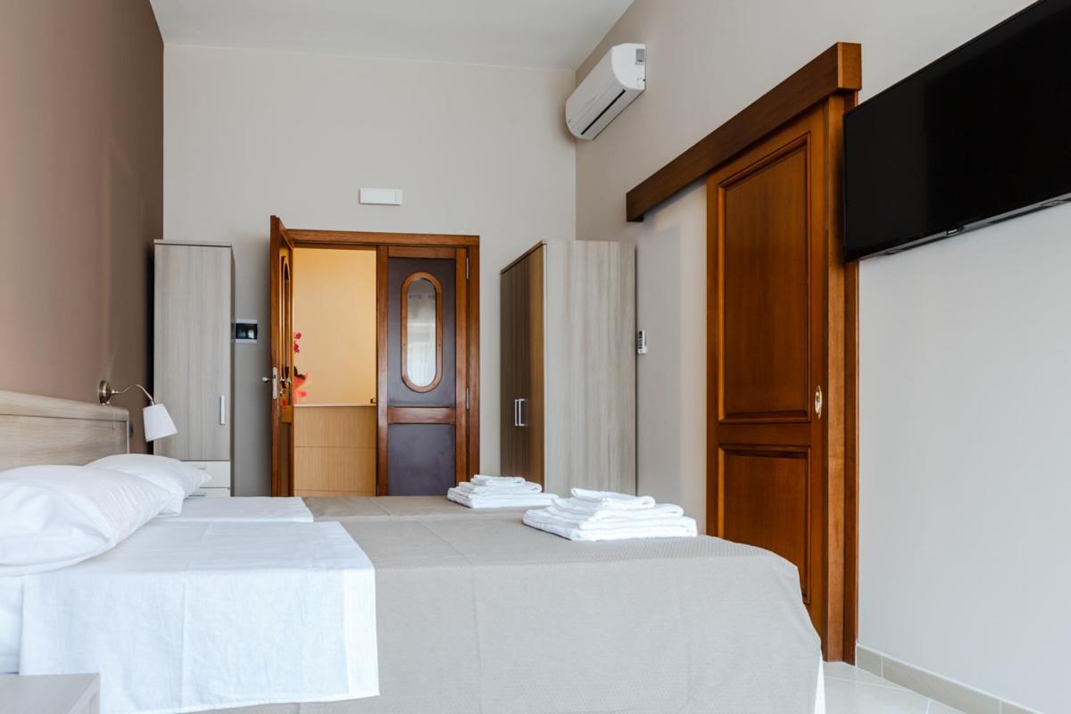 Double or Twin Room with Bathroom - Photo 11