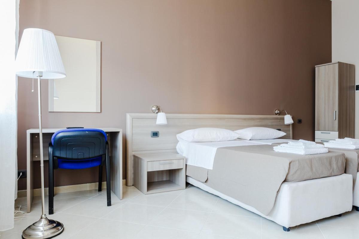 Double or Twin Room with Bathroom - Photo 10