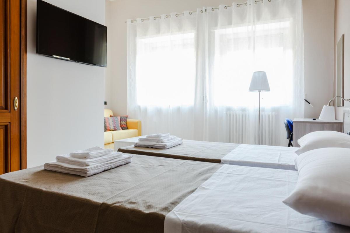 Double or Twin Room with Bathroom - Photo 9