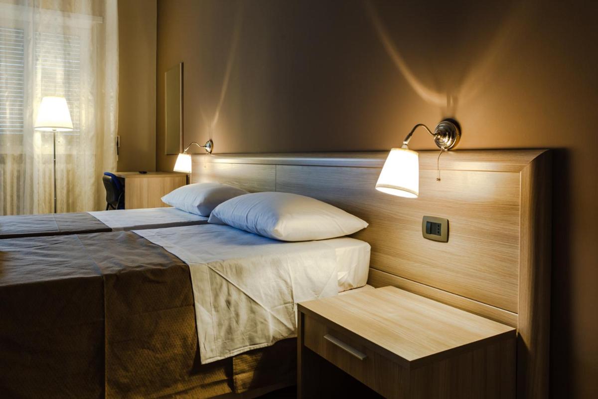Double or Twin Room with Bathroom - Photo 7