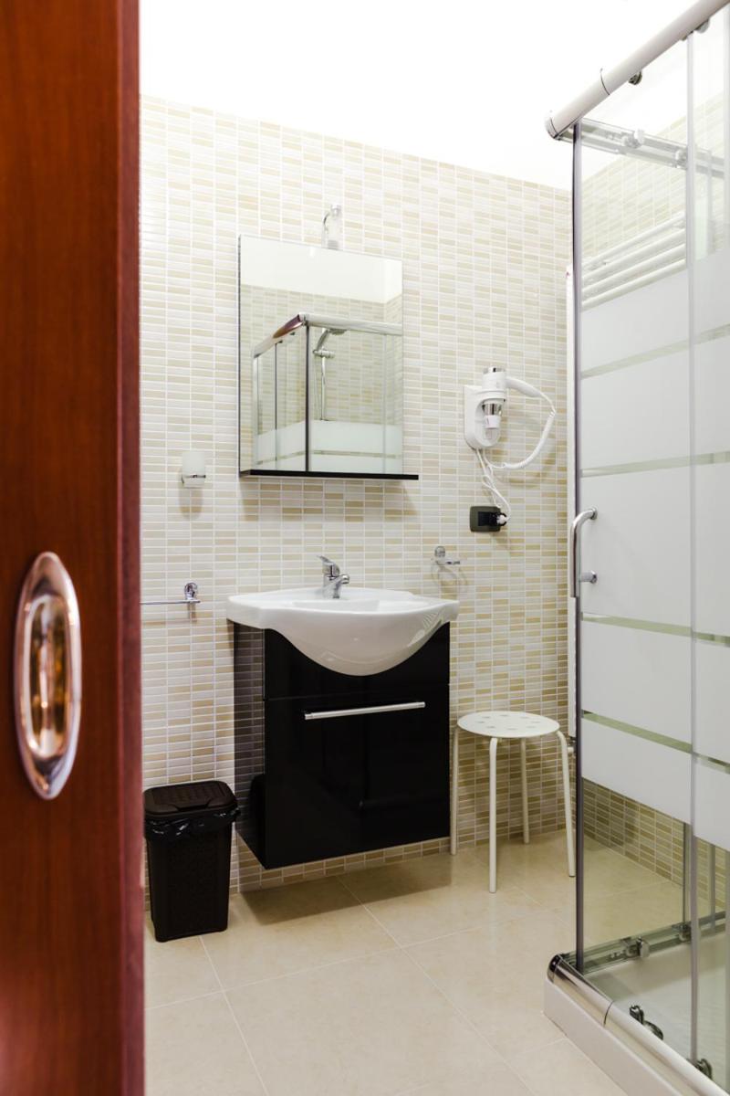 Double or Twin Room with Bathroom - Photo 6
